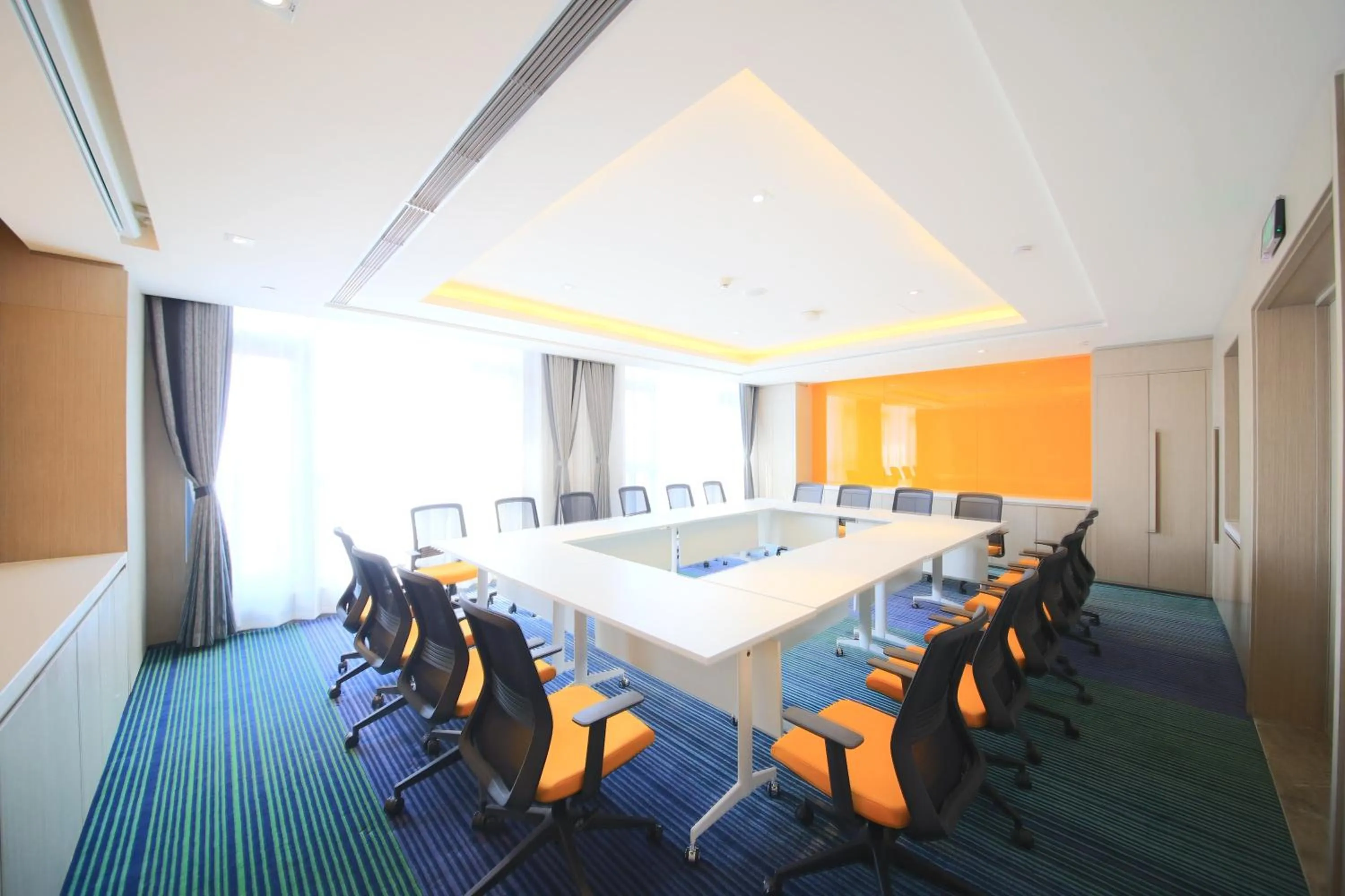 Meeting/conference room in Holiday Inn Express Yingkou Onelong Plaza by IHG