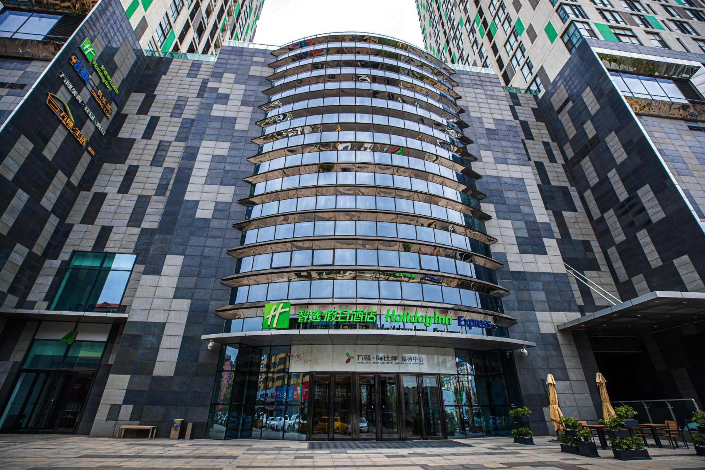 Property building in Holiday Inn Express Yingkou Onelong Plaza by IHG