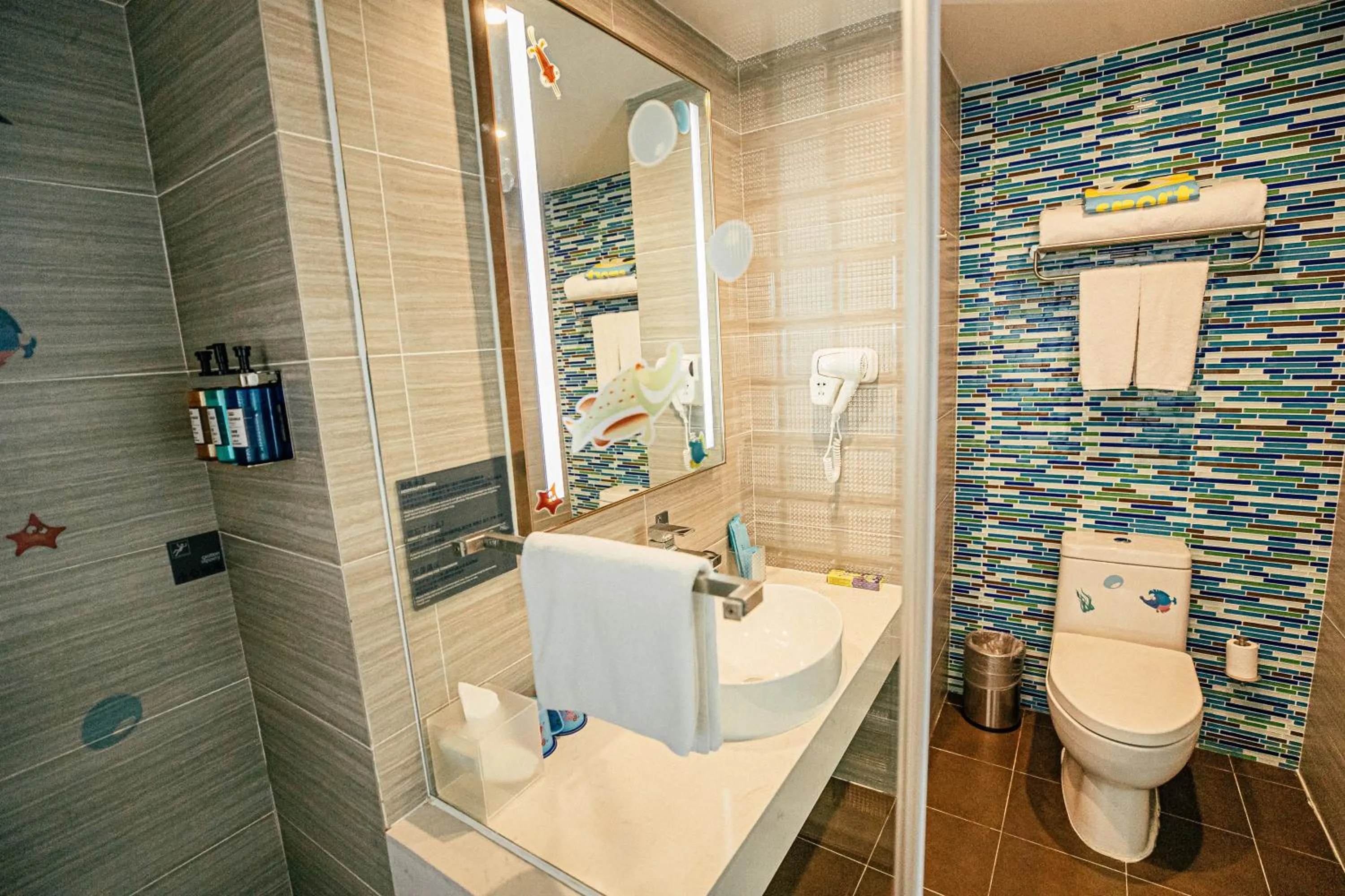 Bathroom in Holiday Inn Express Yingkou Onelong Plaza by IHG