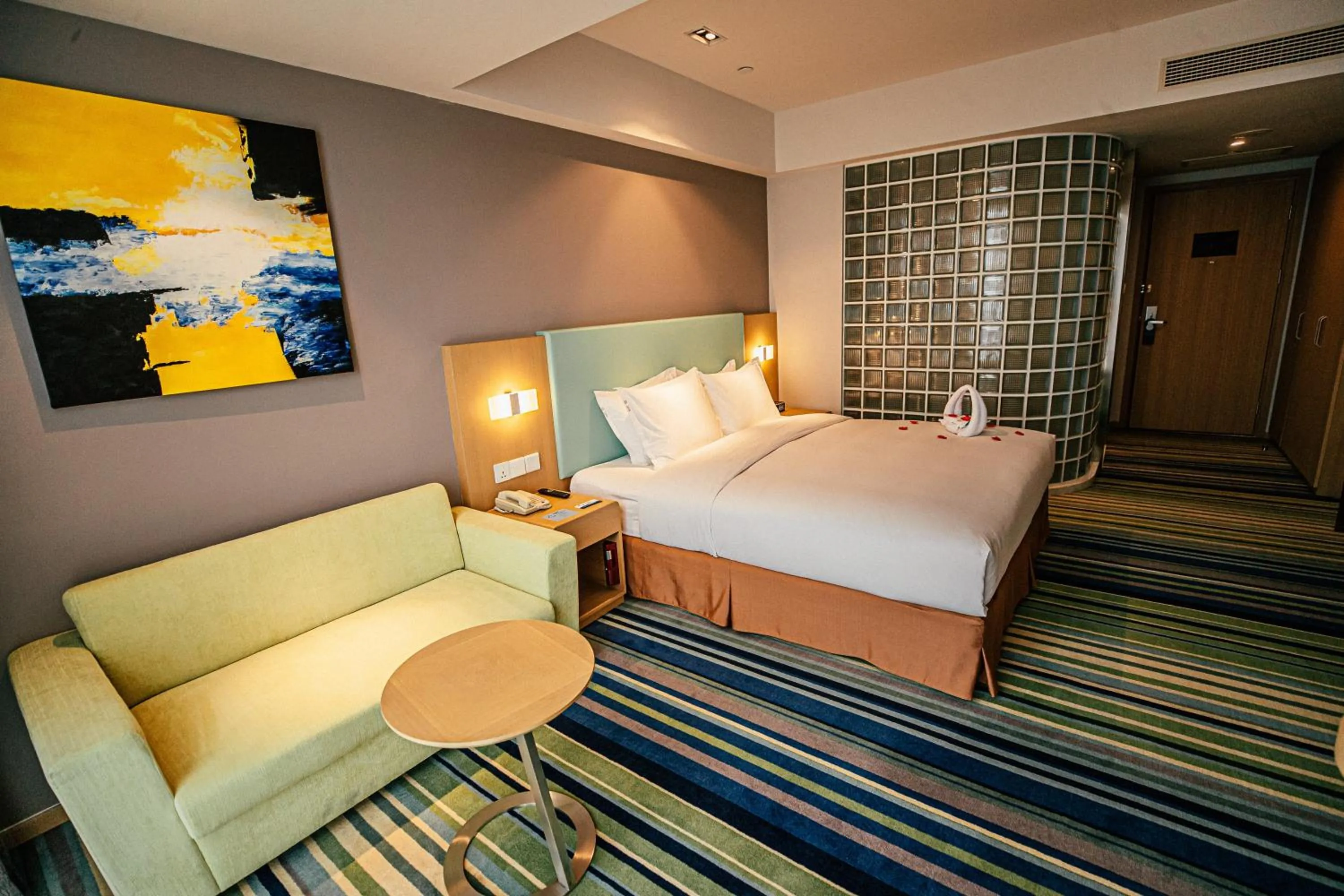 Photo of the whole room, Bed in Holiday Inn Express Yingkou Onelong Plaza by IHG