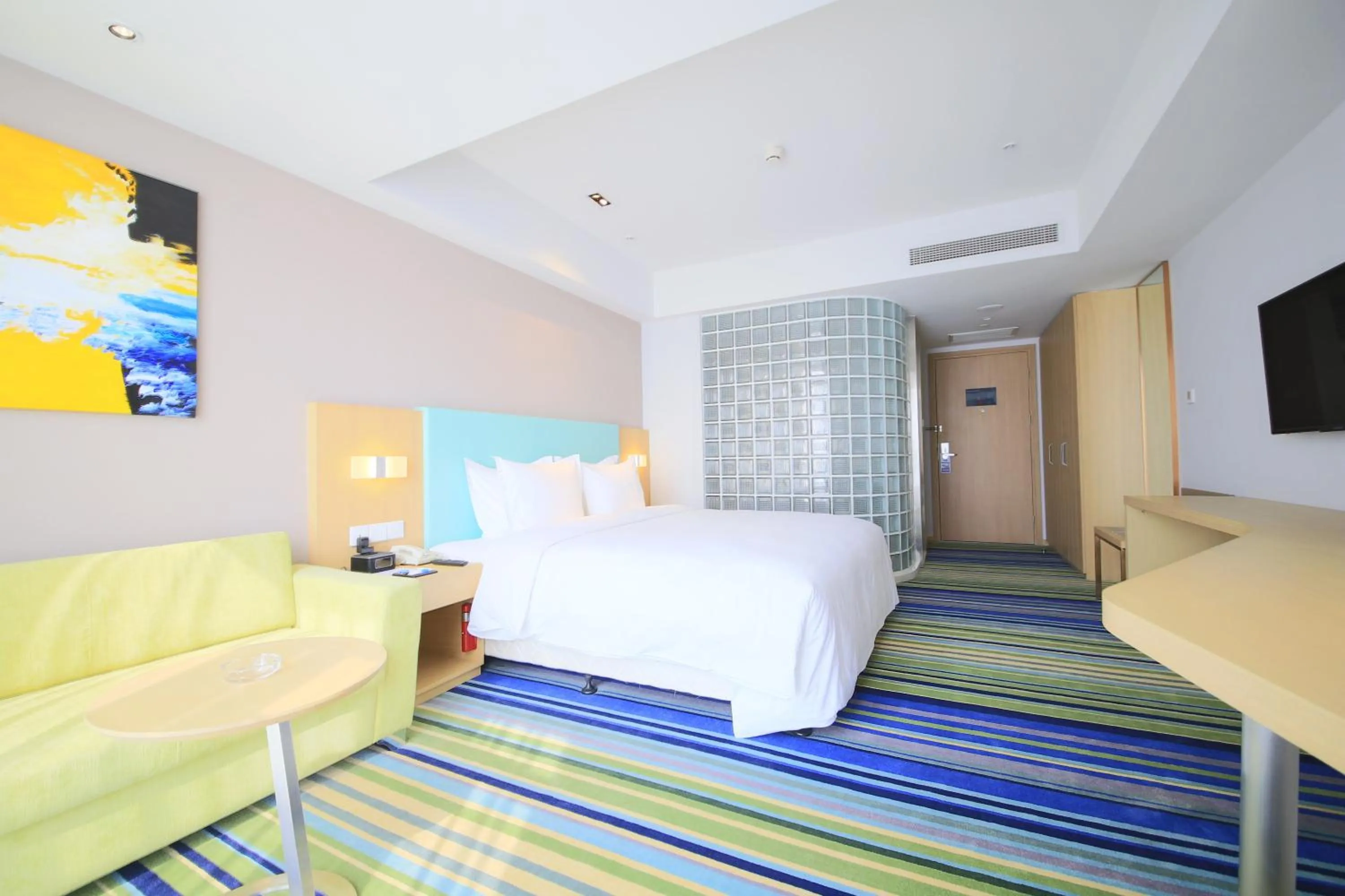 Photo of the whole room, Bed in Holiday Inn Express Yingkou Onelong Plaza by IHG