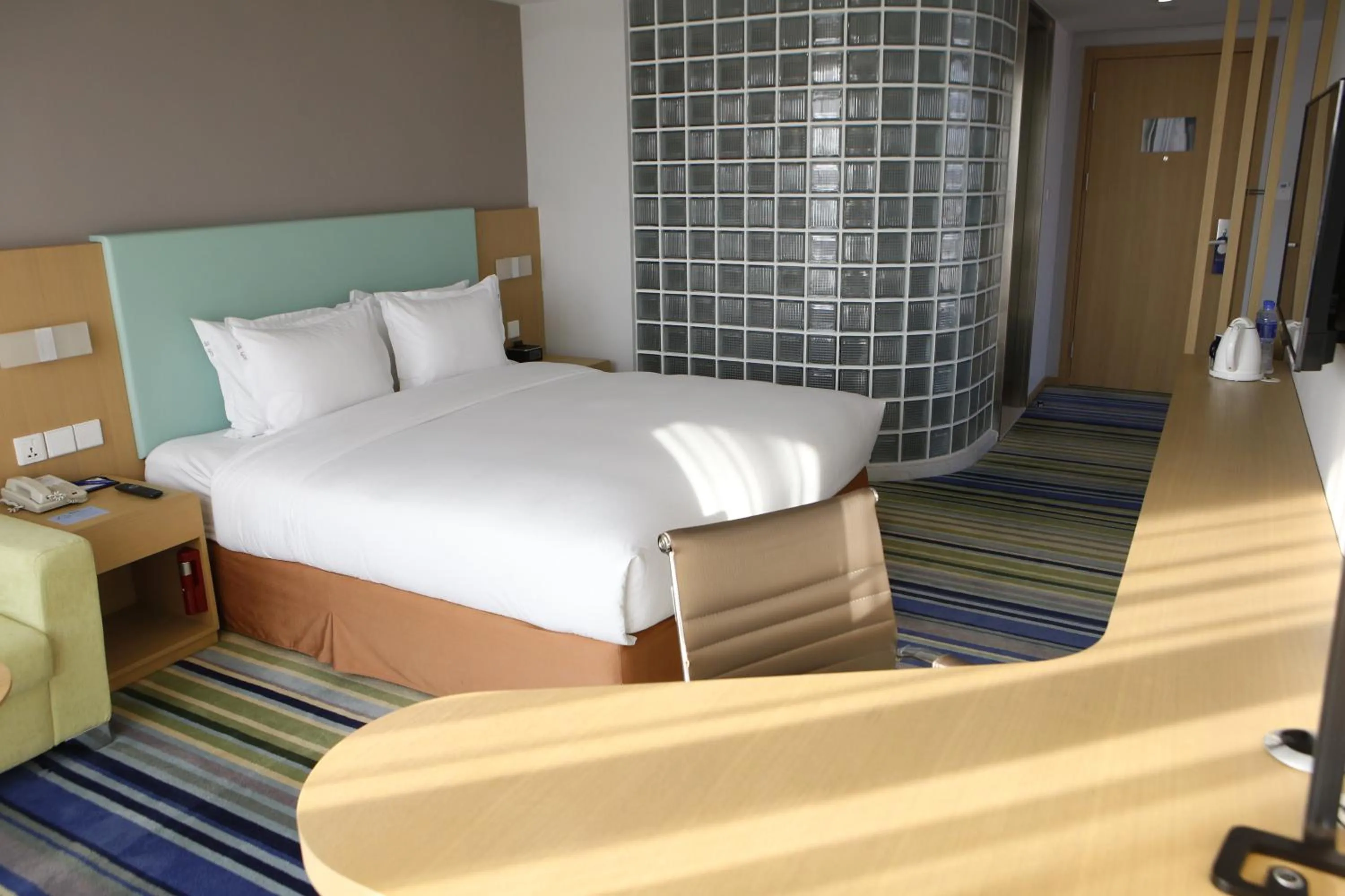 Bathroom, Bed in Holiday Inn Express Yingkou Onelong Plaza by IHG