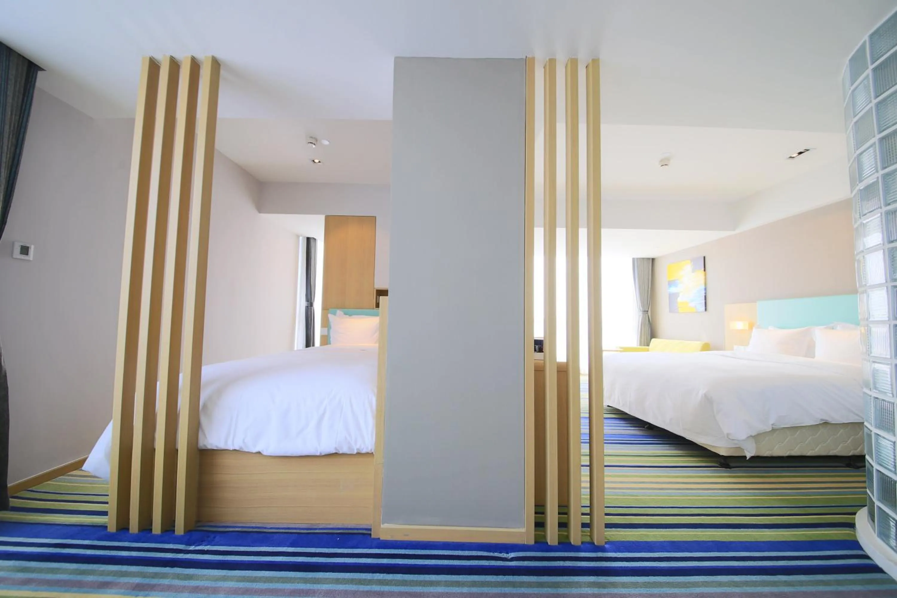 Photo of the whole room, Bed in Holiday Inn Express Yingkou Onelong Plaza by IHG