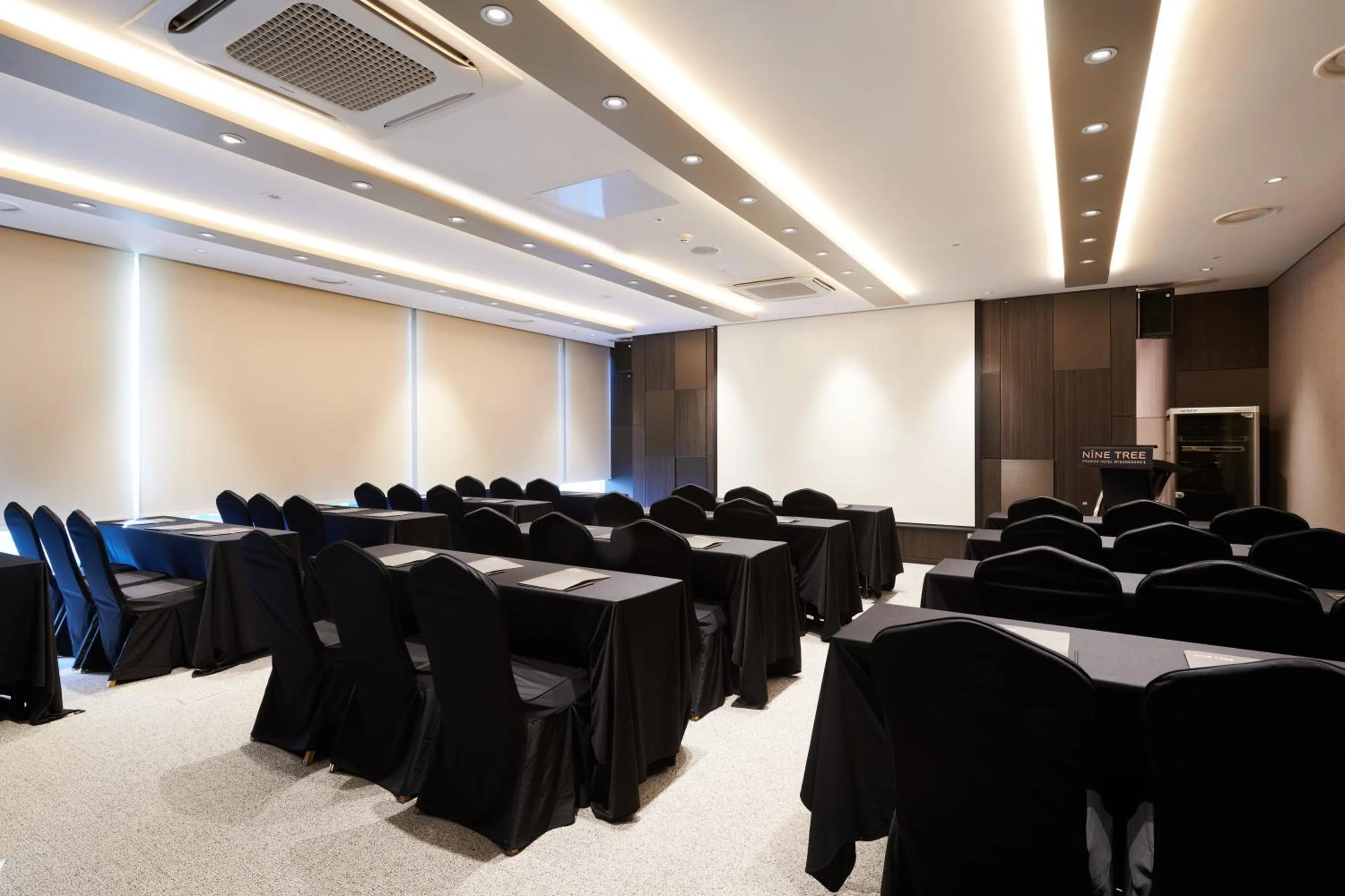 Meeting/conference room in Nine Tree by Parnas Seoul Myeongdong 2