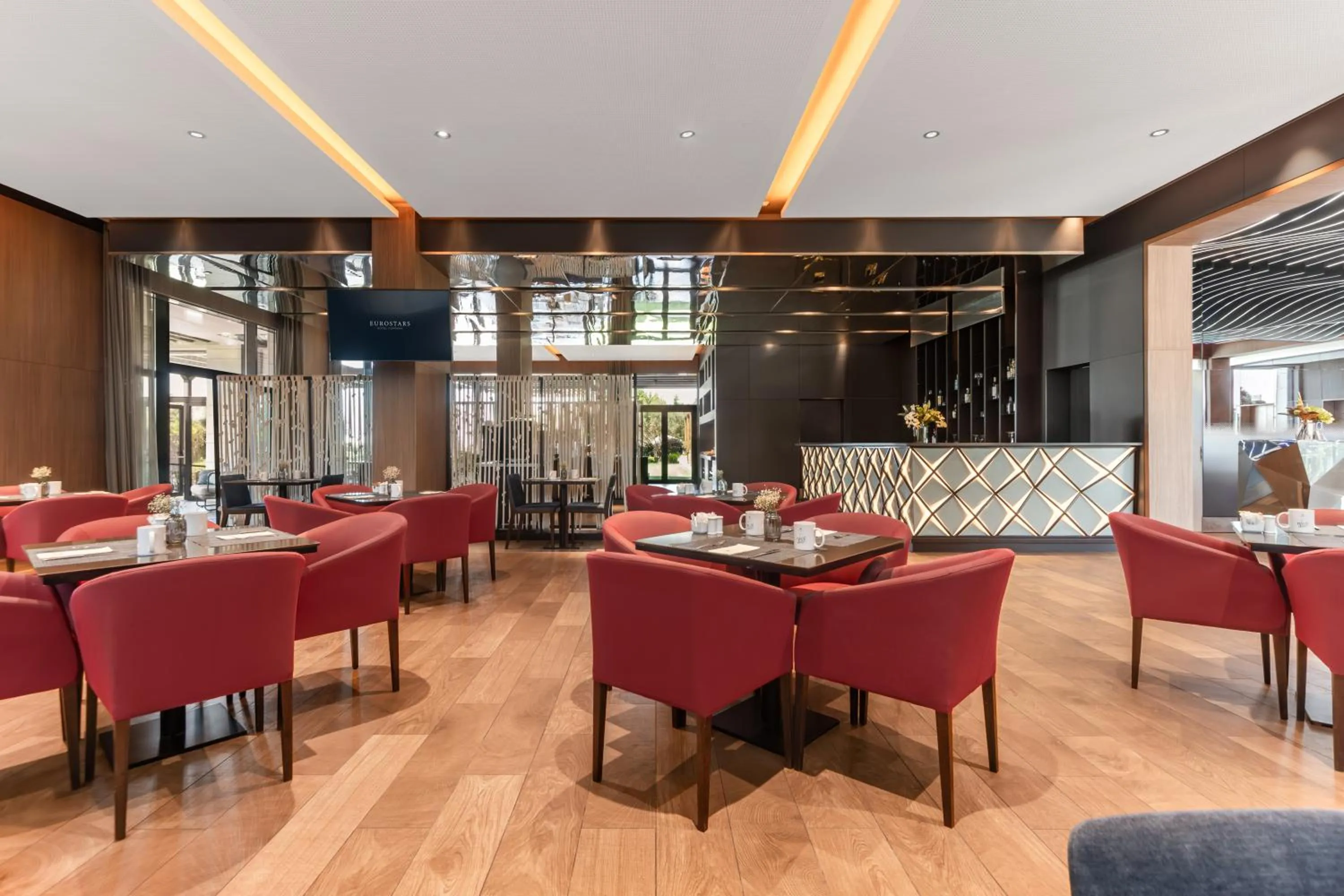 Lounge or bar in Eurostars Cascais