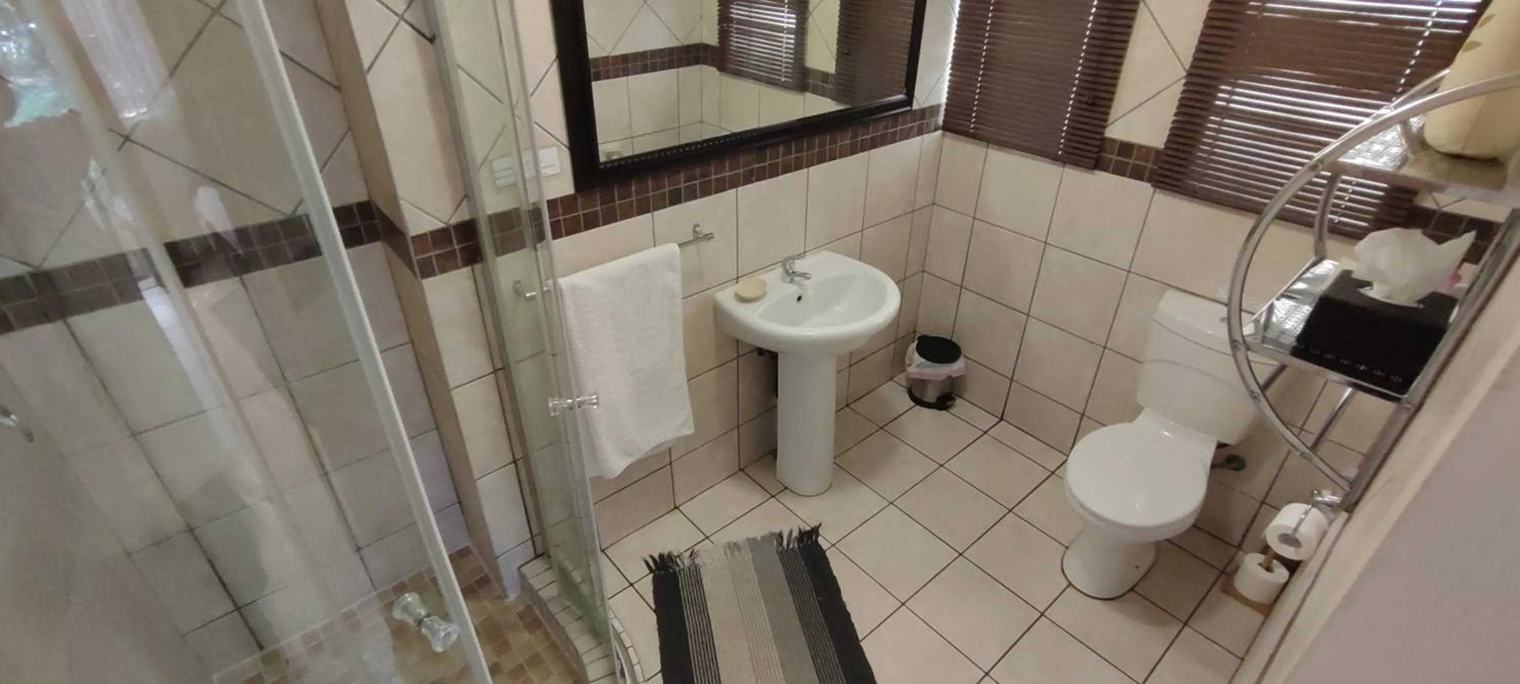 Shower in Premiere Guesthouse