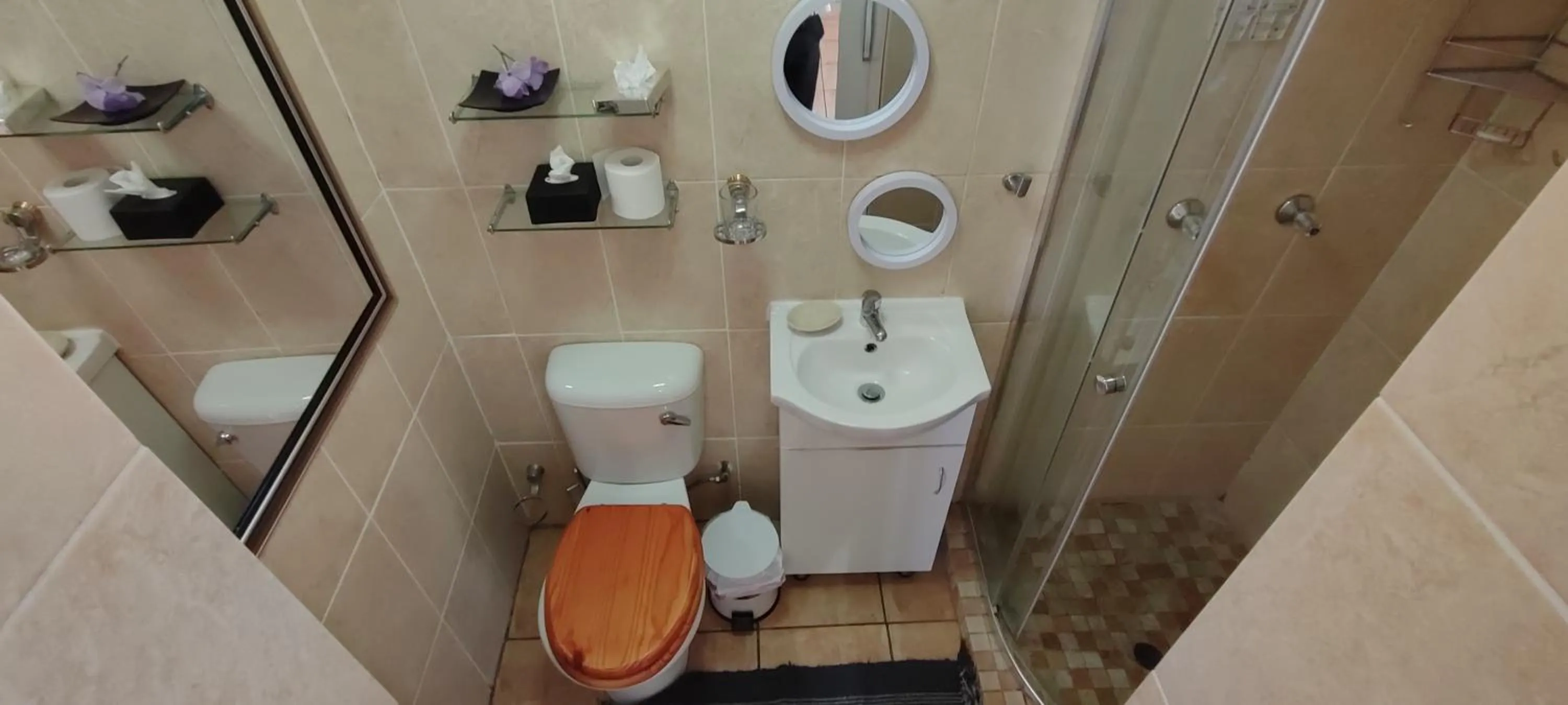 Shower in Premiere Guesthouse