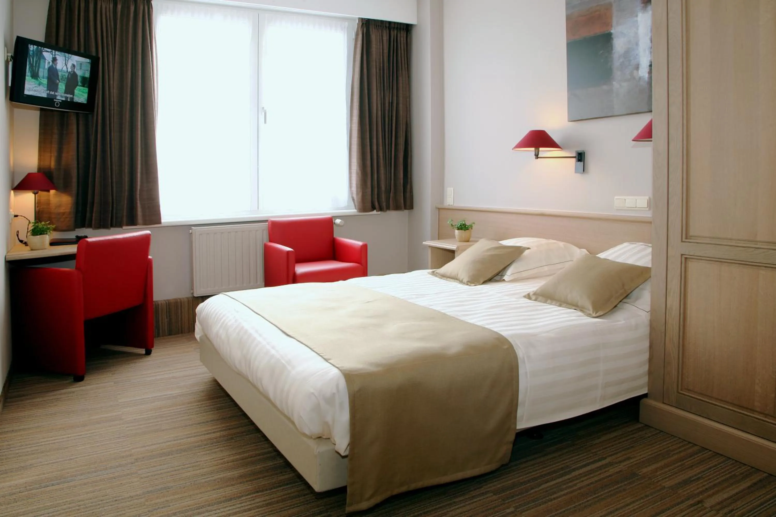 Bedroom, Bed in Ambassador Hotel