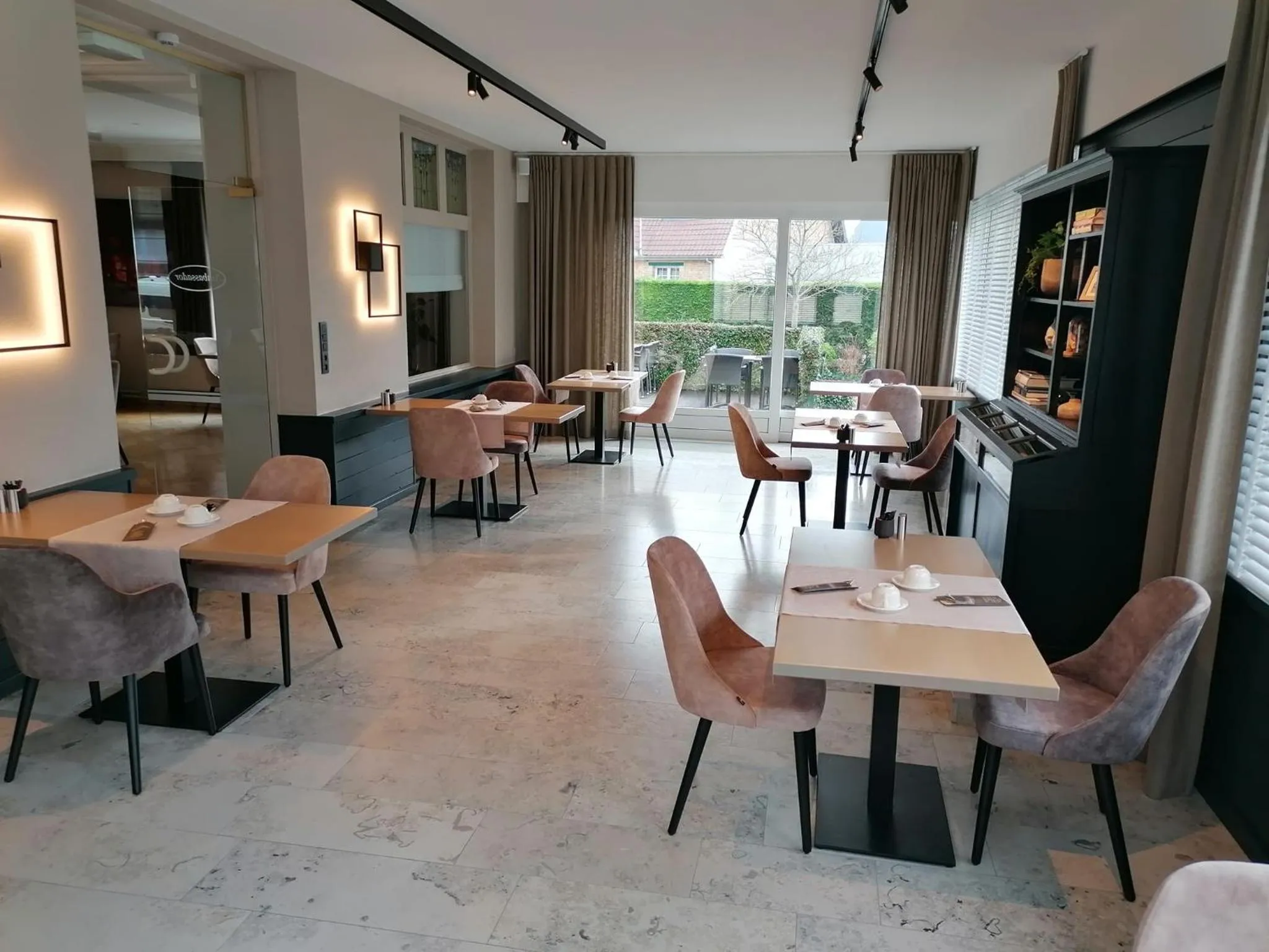 Restaurant/places to eat in Ambassador Hotel