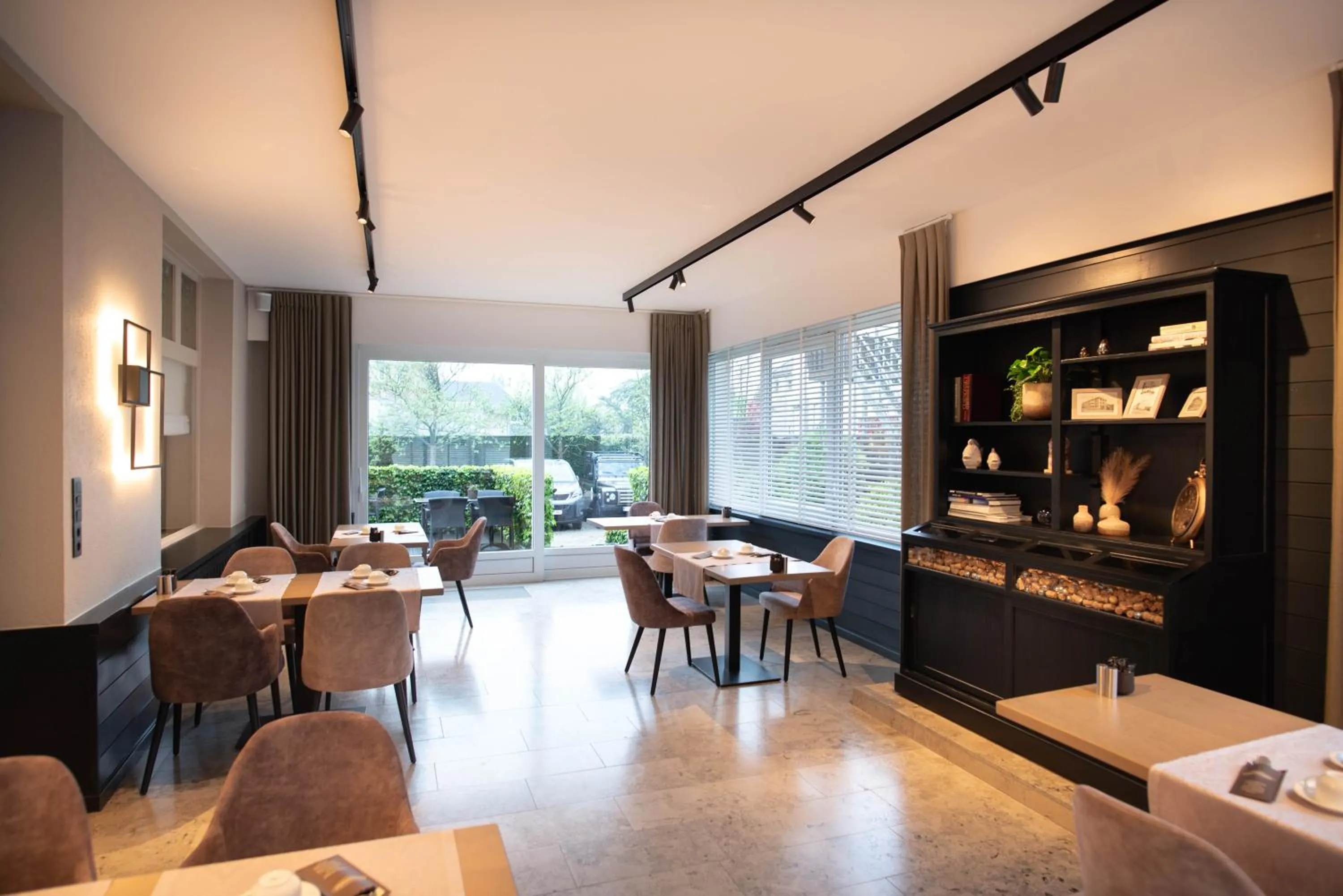 Restaurant/places to eat in Ambassador Hotel