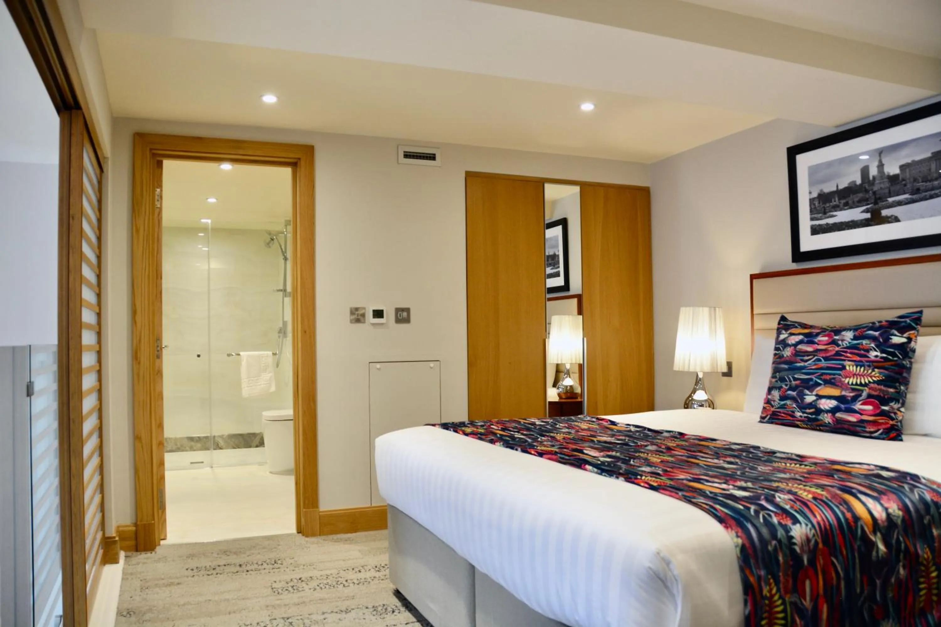 Toilet, Bed in Sanctum Belsize Road