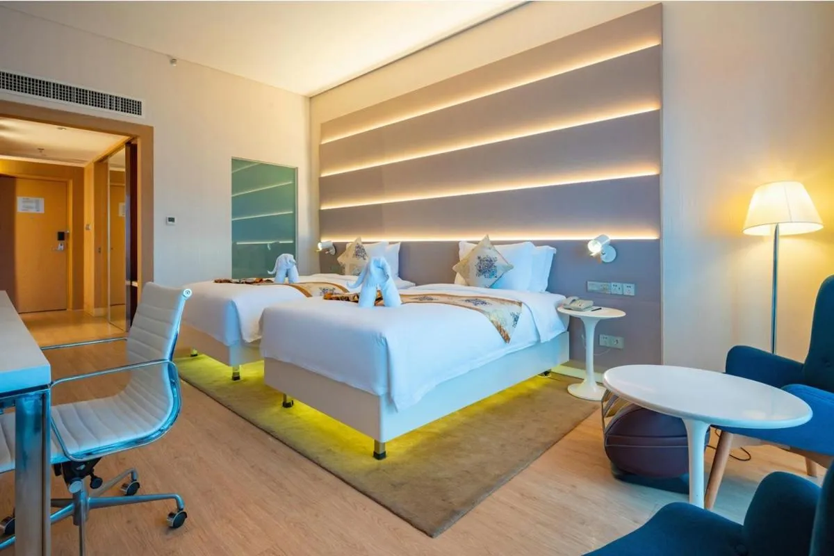 Photo of the whole room, Bed in Sanya Phoenix Airport Hotel