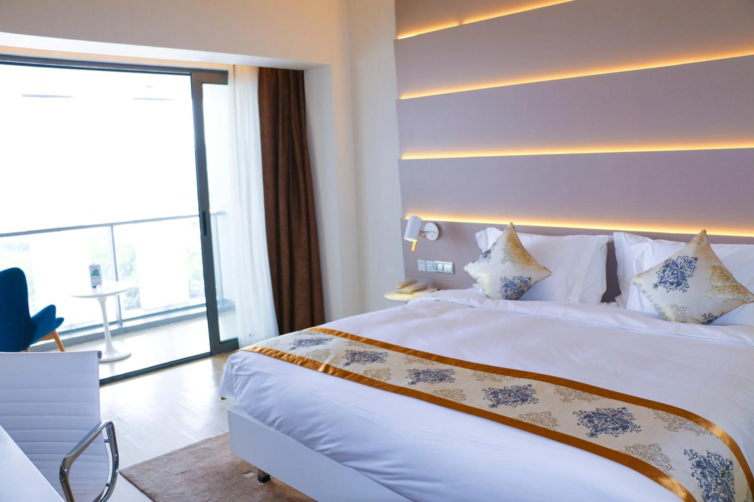 Photo of the whole room, Bed in Sanya Phoenix Airport Hotel