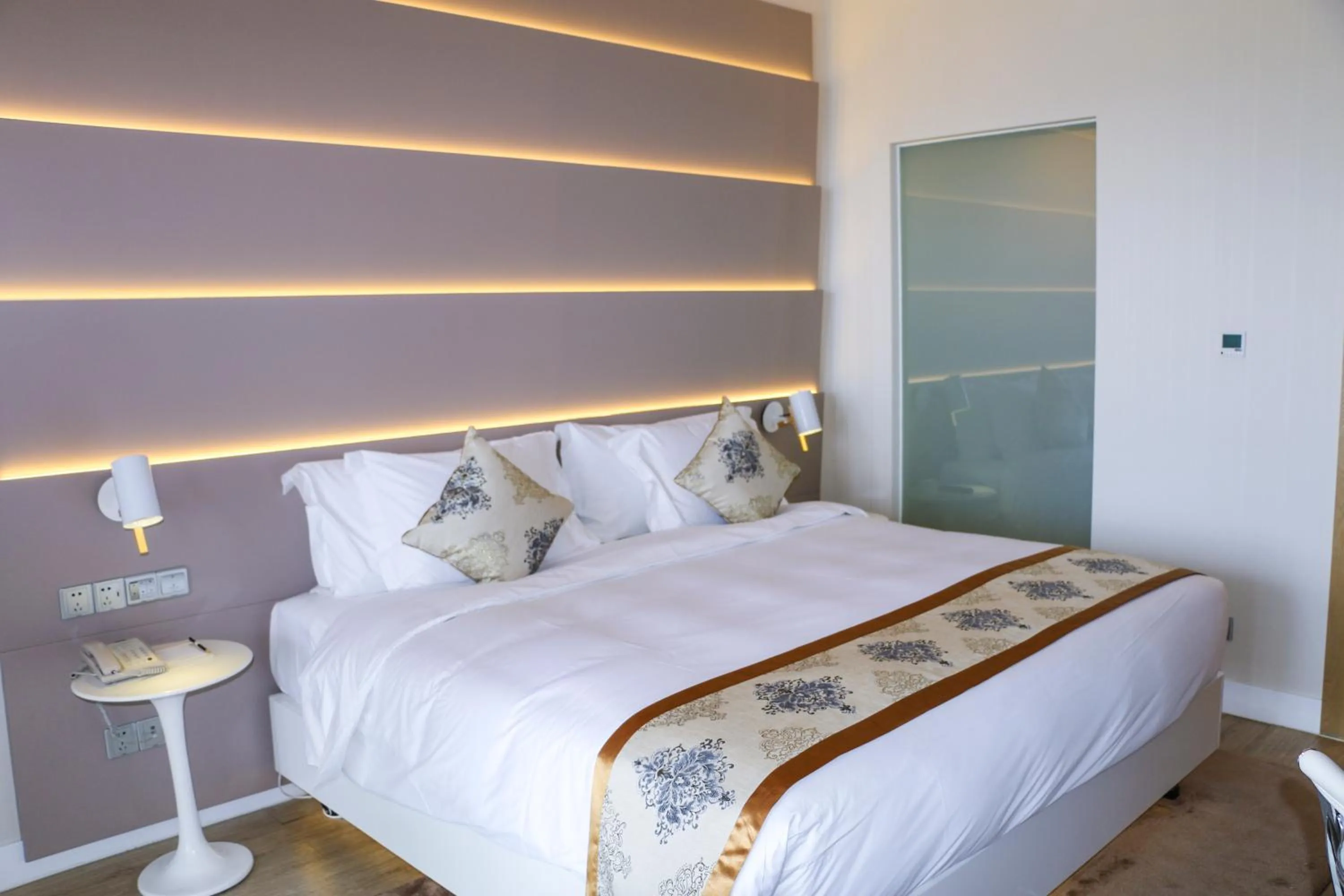 Bed in Sanya Phoenix Airport Hotel