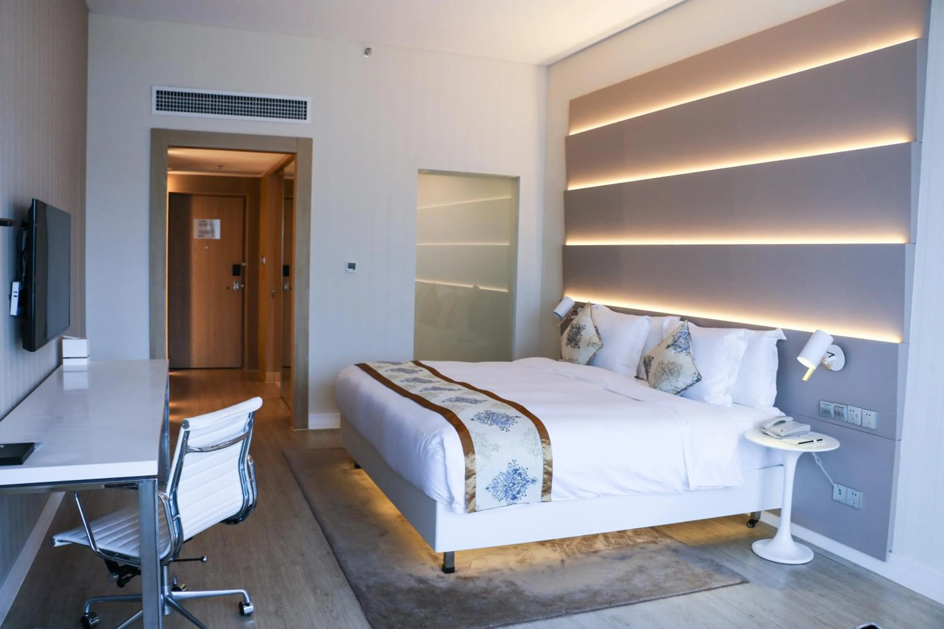 Photo of the whole room, Bed in Sanya Phoenix Airport Hotel