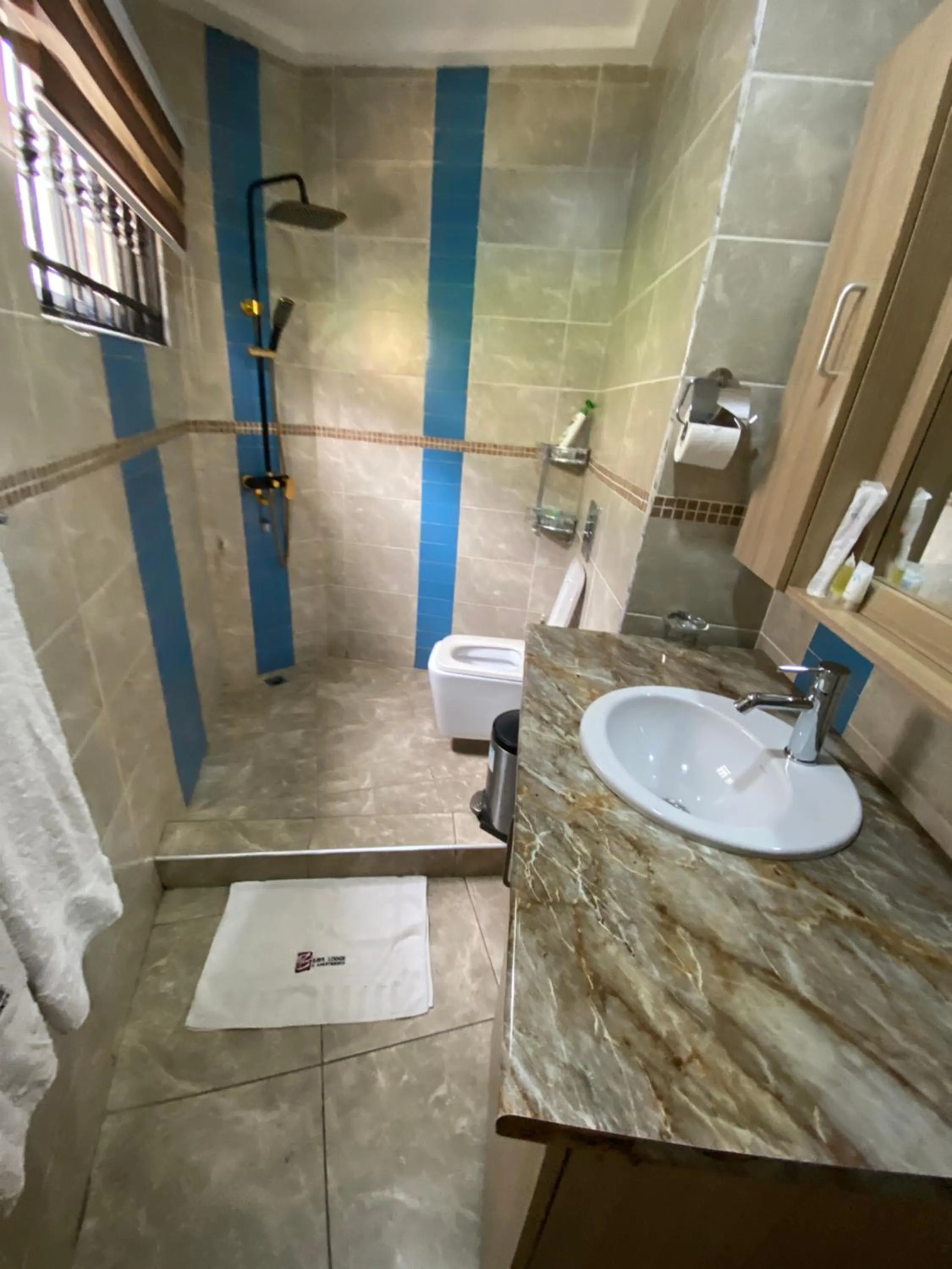 Bathroom in Bays Lodge, Accra