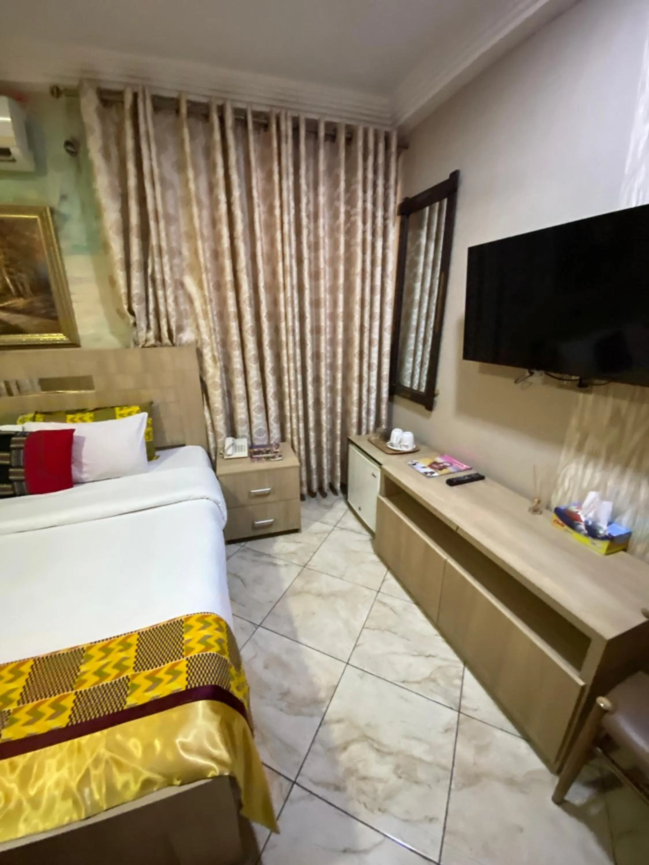 TV and multimedia, Bed in Bays Lodge, Accra