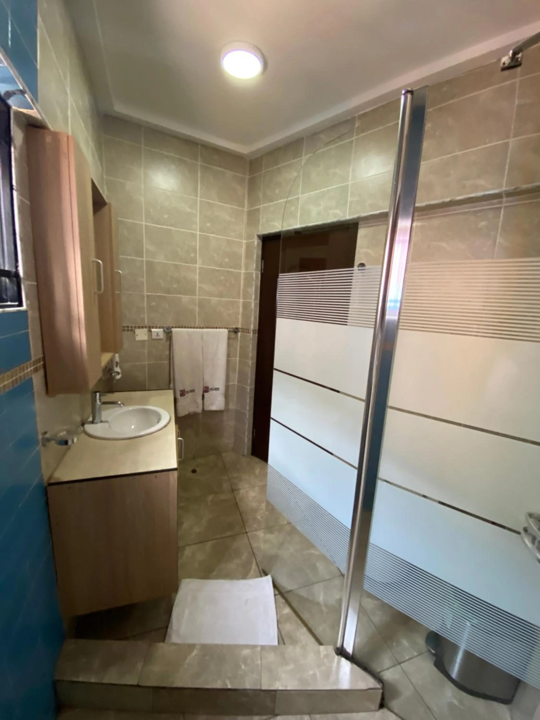 Bathroom in Bays Lodge, Accra