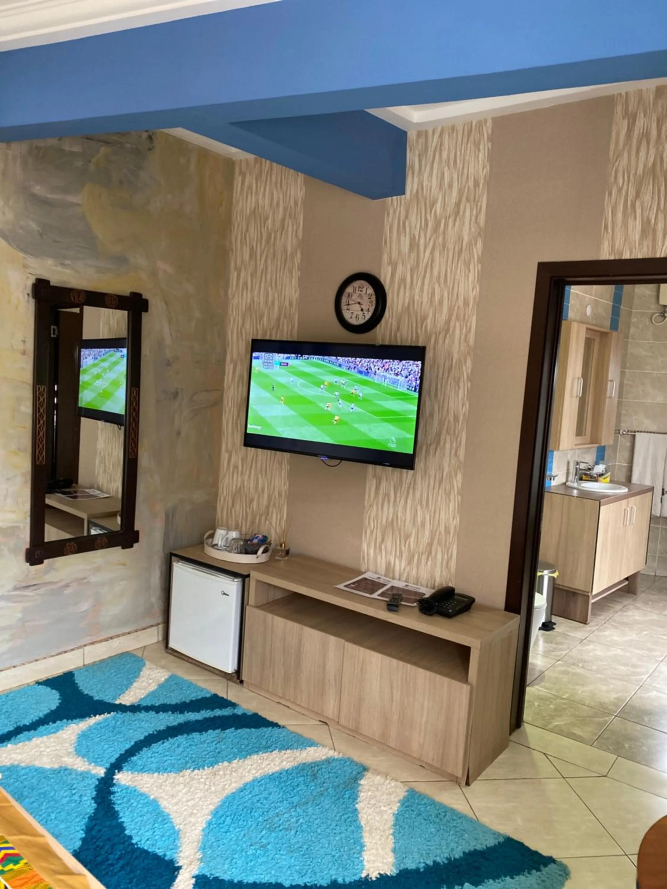 TV and multimedia, Bed in Bays Lodge, Accra