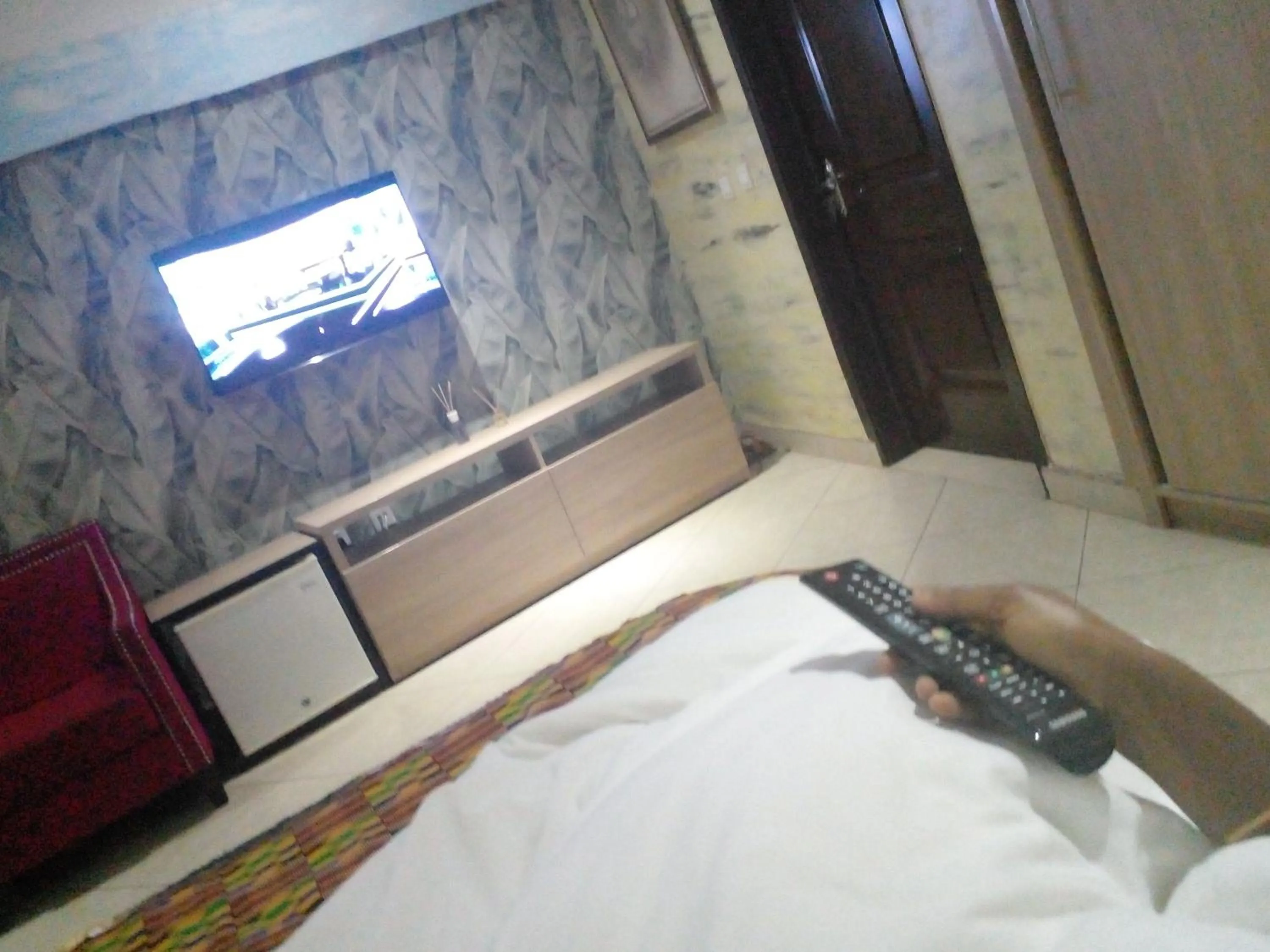TV and multimedia, Bed in Bays Lodge, Accra