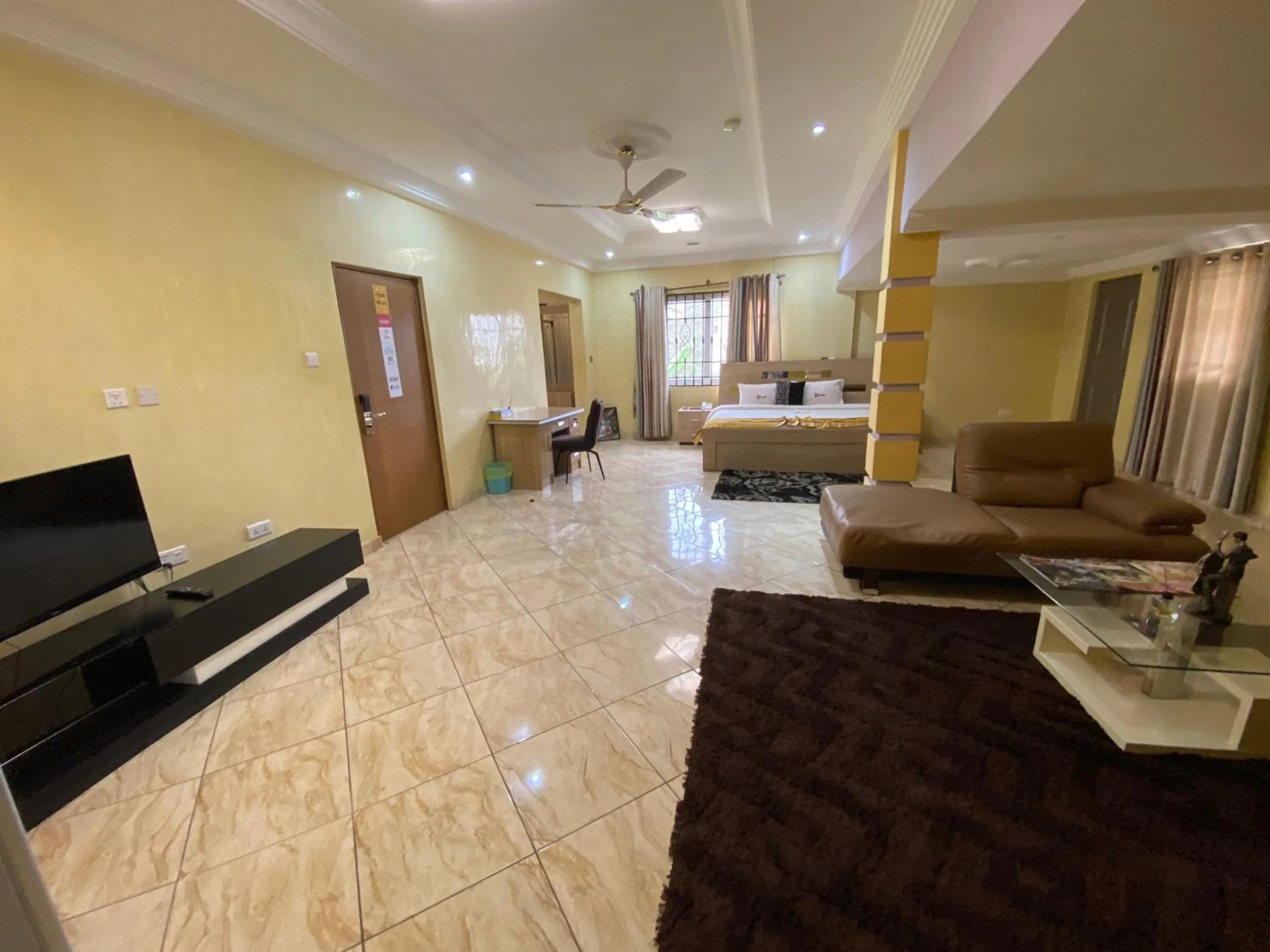 TV and multimedia, Bed in Bays Lodge, Accra