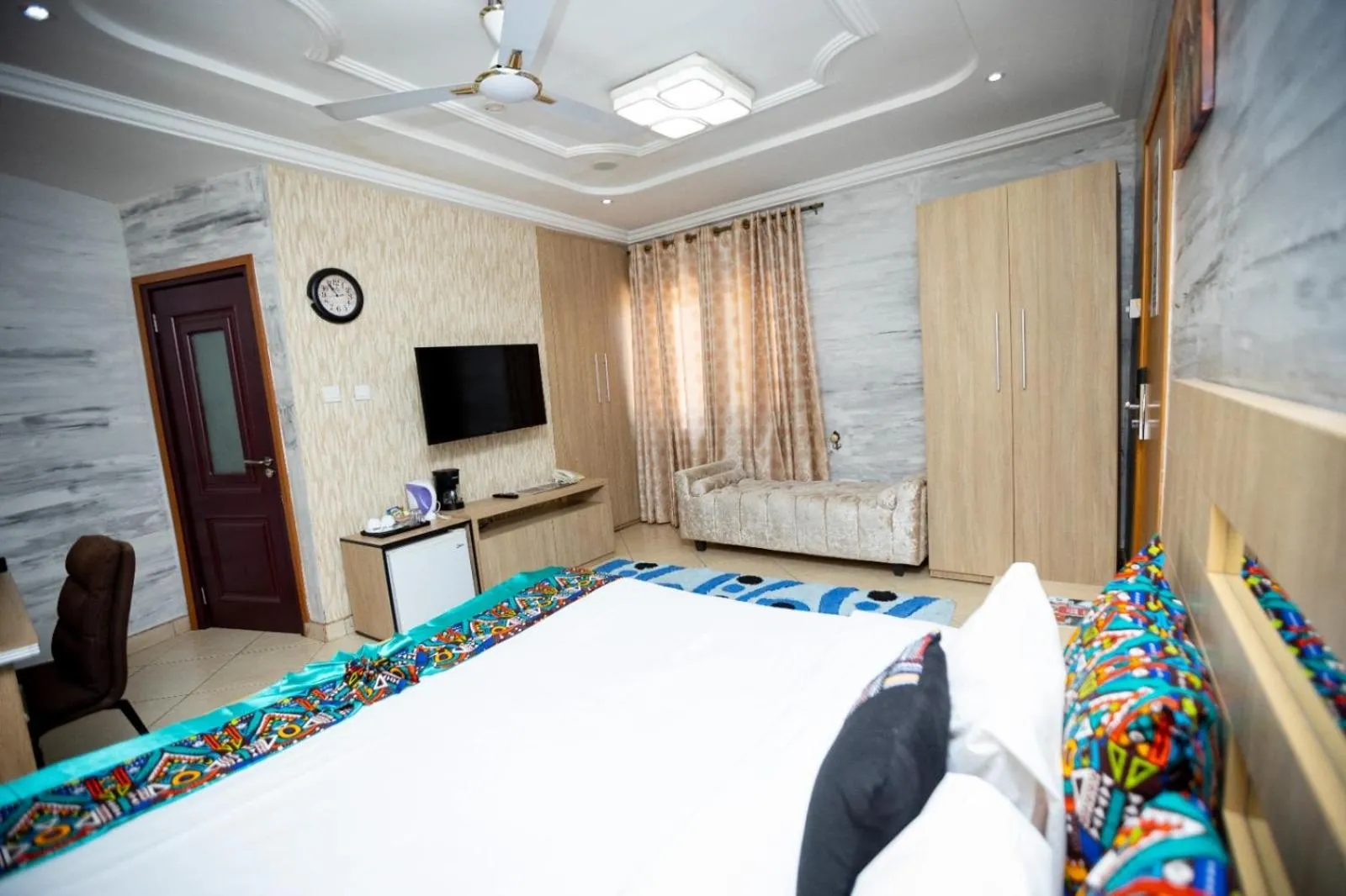 Communal lounge/ TV room, Bed in Bays Lodge, Accra