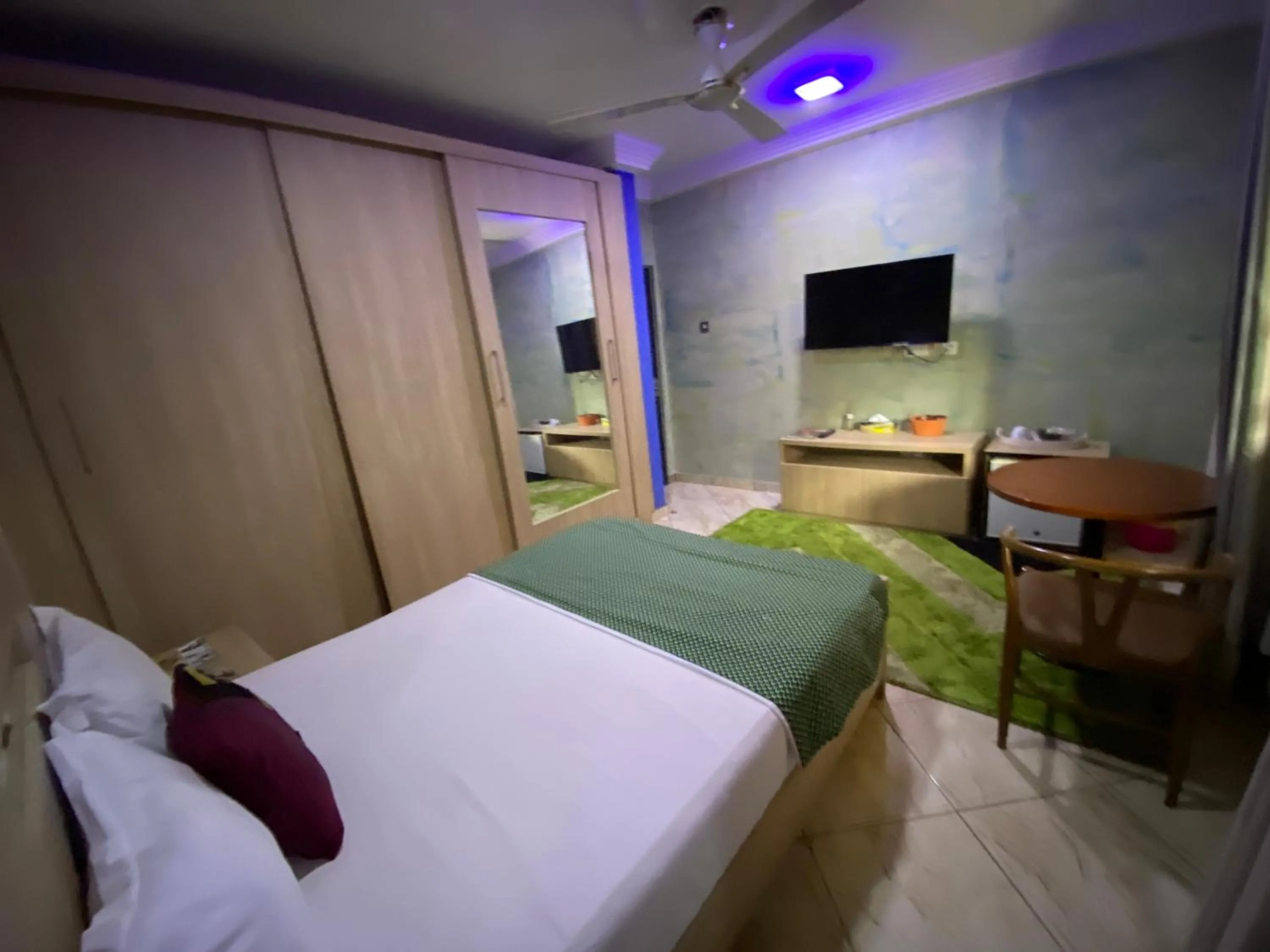 Photo of the whole room, Bed in Bays Lodge, Accra