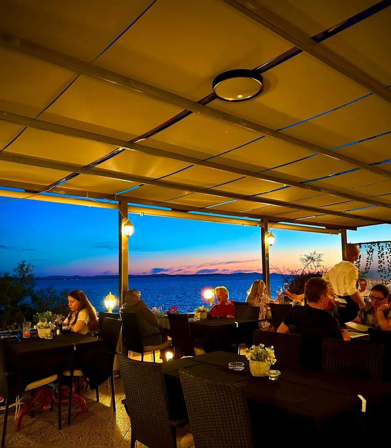 Restaurant/places to eat in Villa Nico