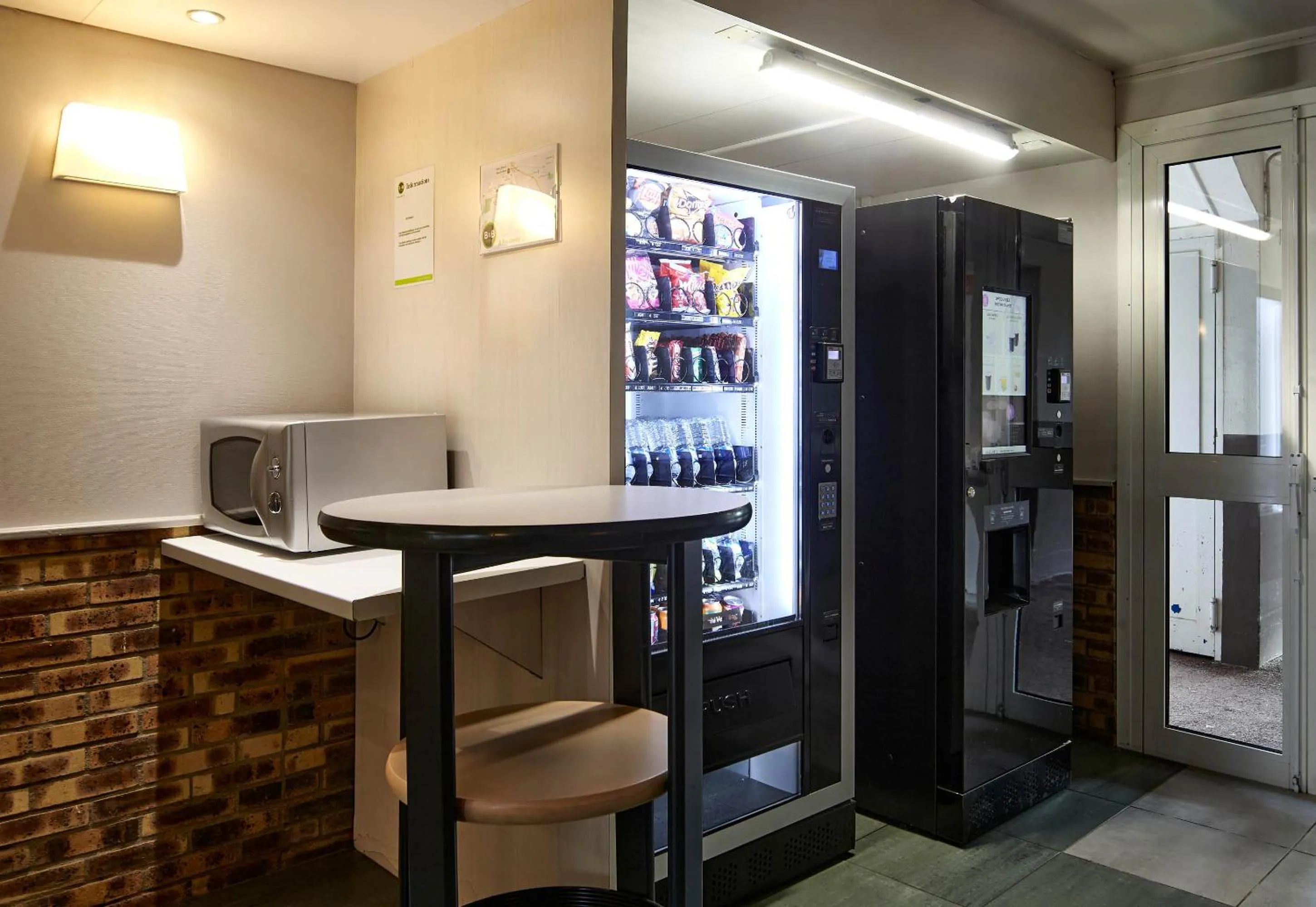 Lobby or reception in B&B HOTEL Saclay