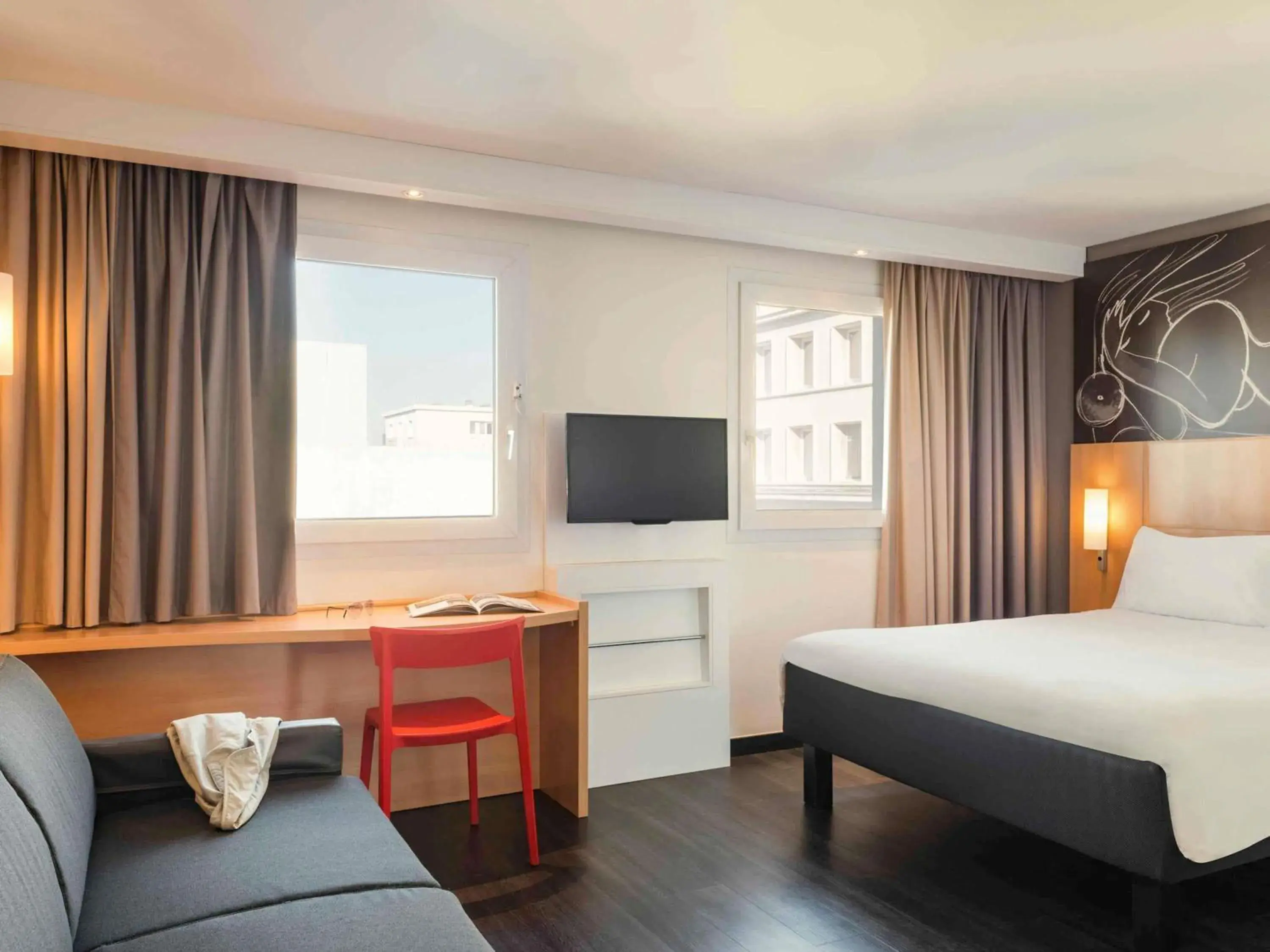 Superior Queen Room in ibis Le Havre Centre Superior Queen Room in ibis Le Havre Centre