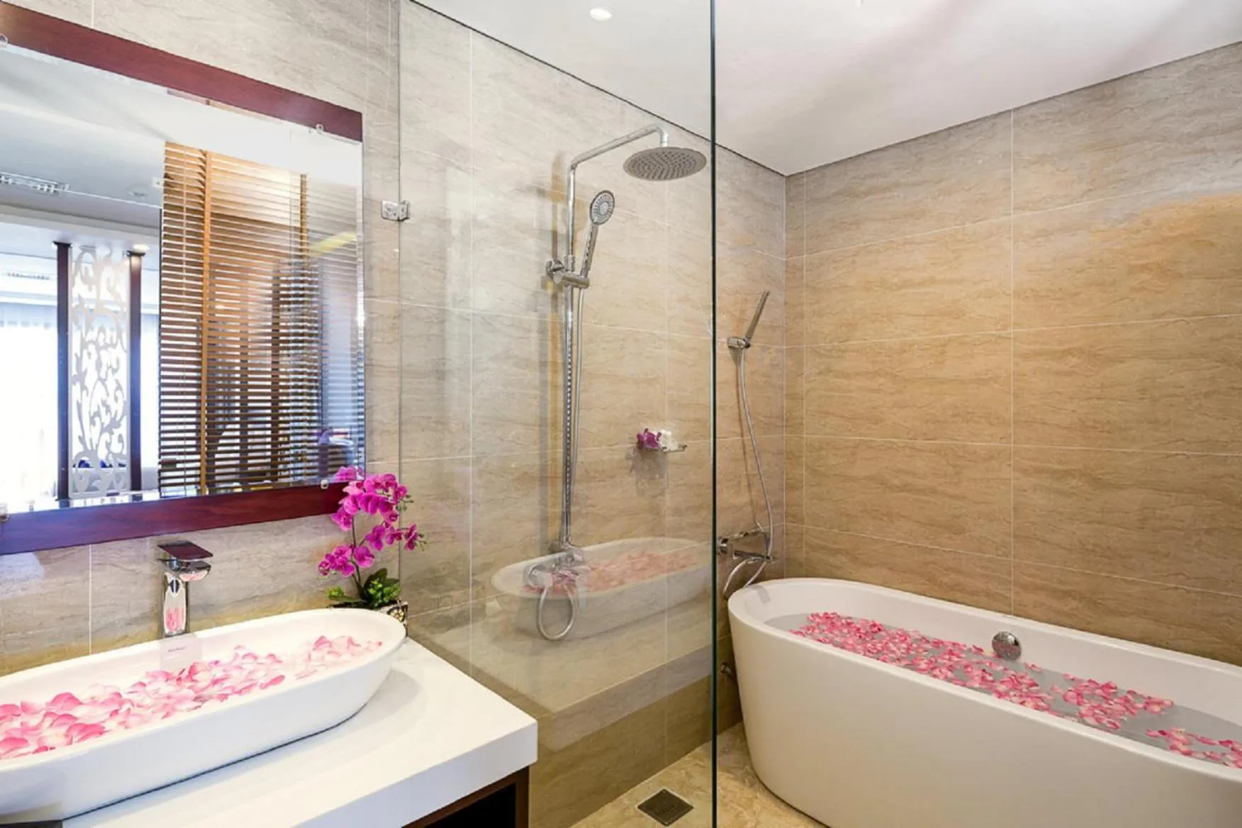 Shower in Alani Sea View Hotel