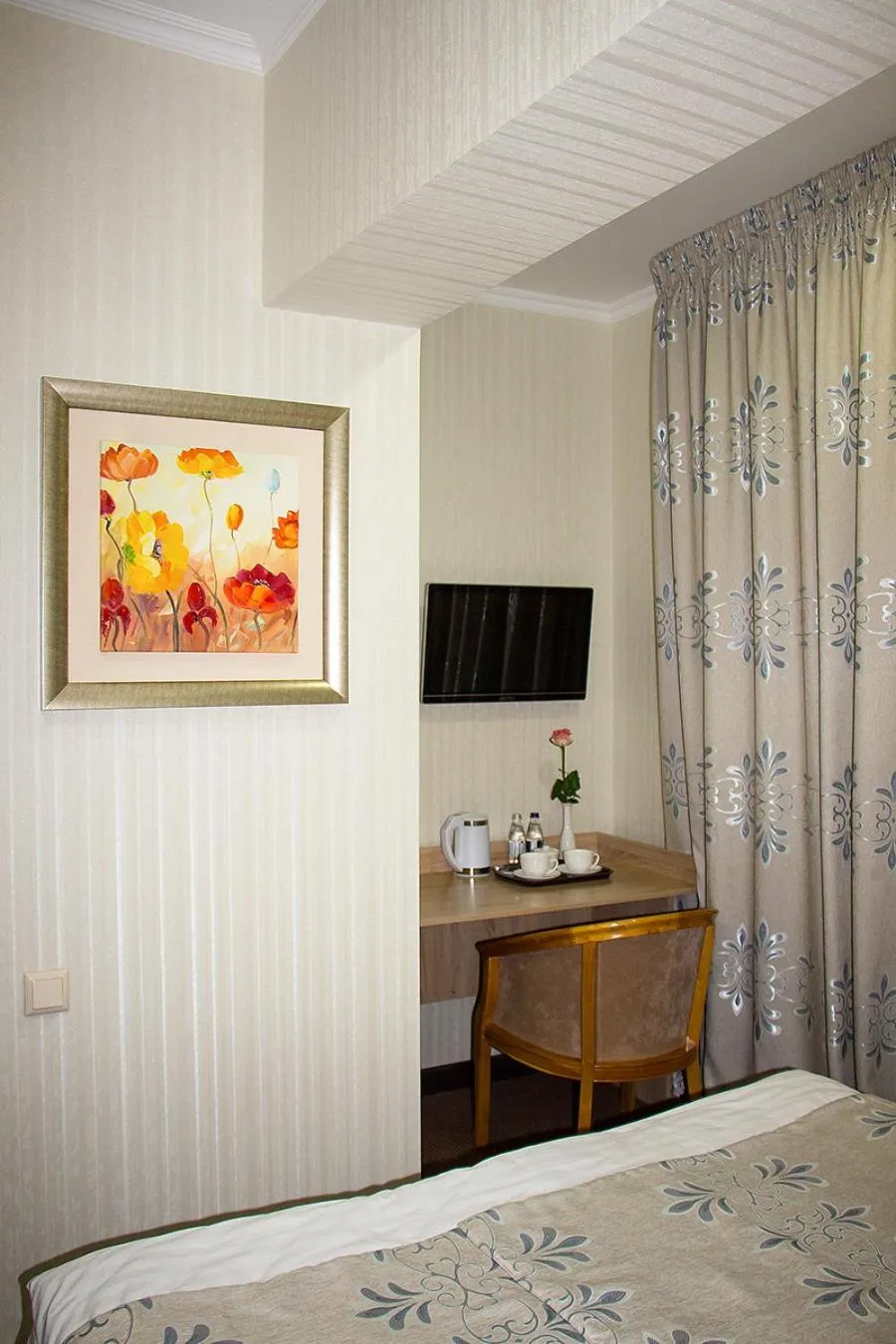 Photo of the whole room, Bed in Silk Way