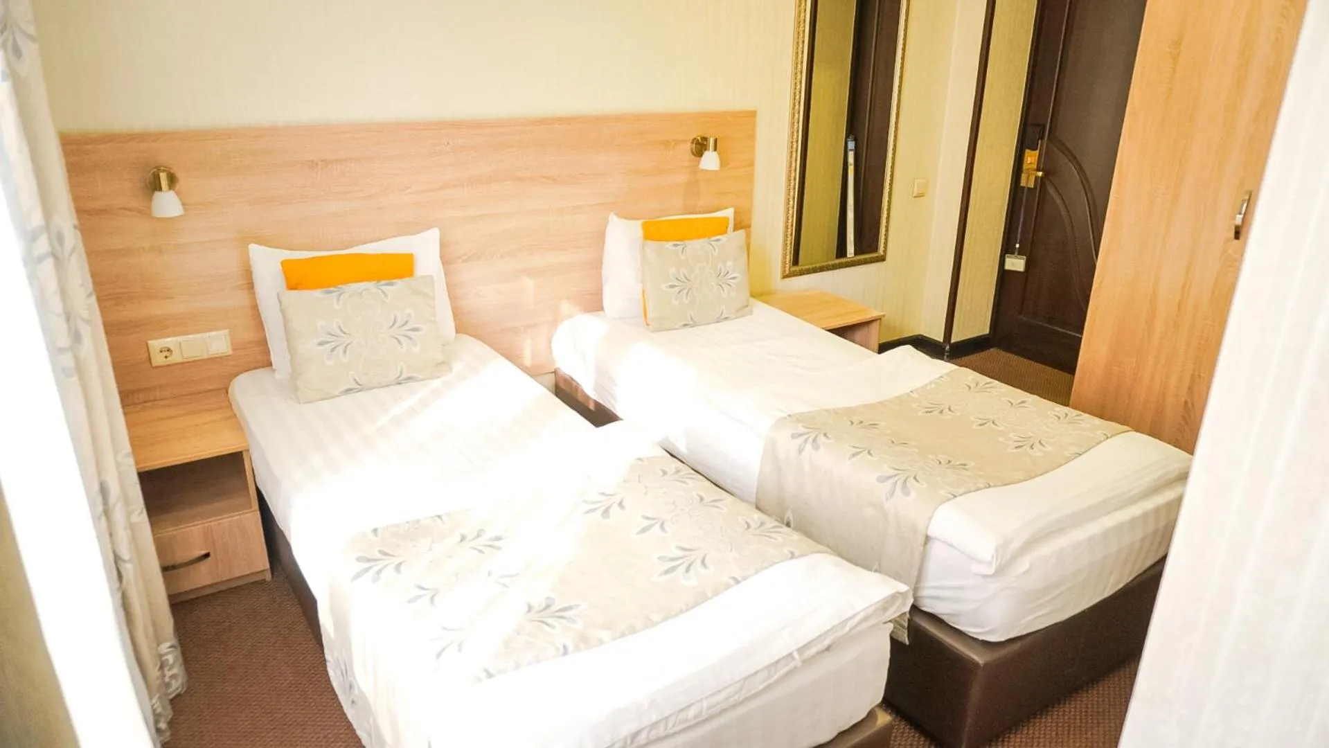 Photo of the whole room, Bed in Silk Way