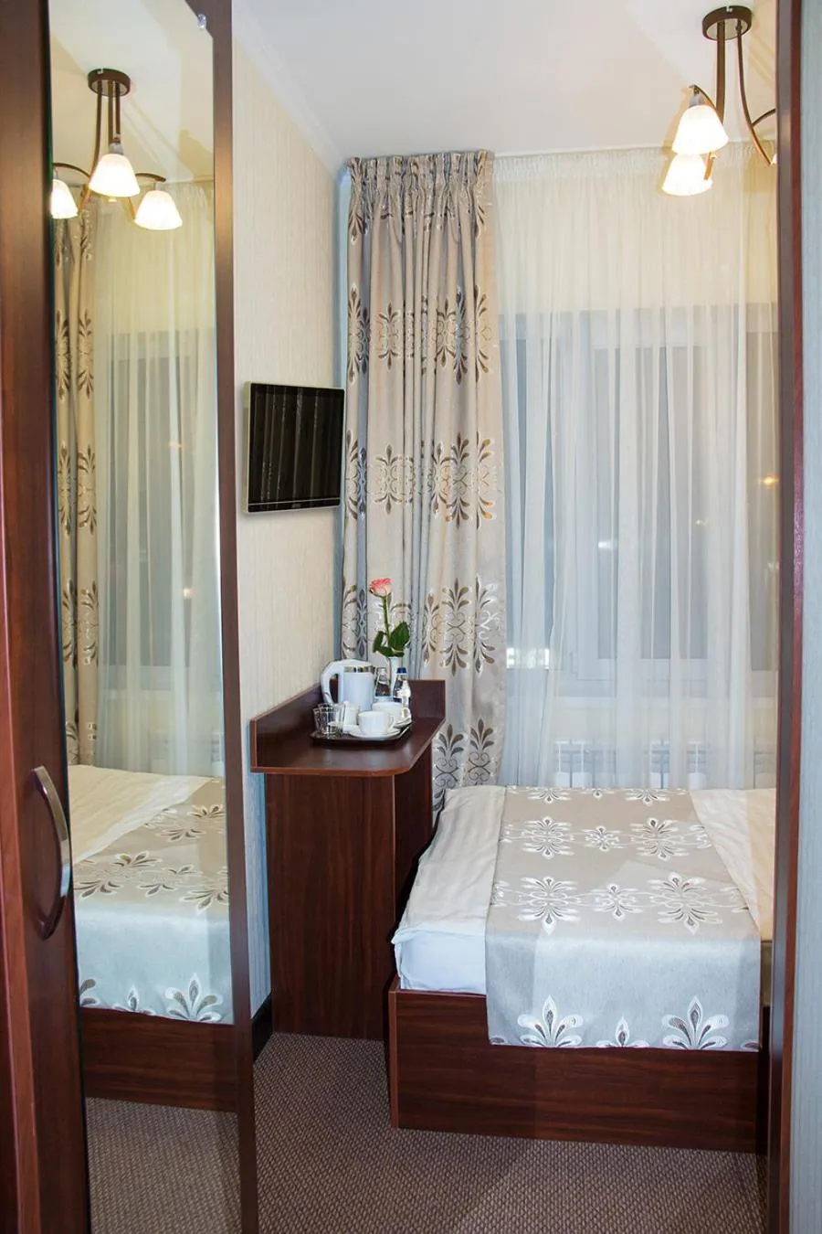 Photo of the whole room, Bed in Silk Way