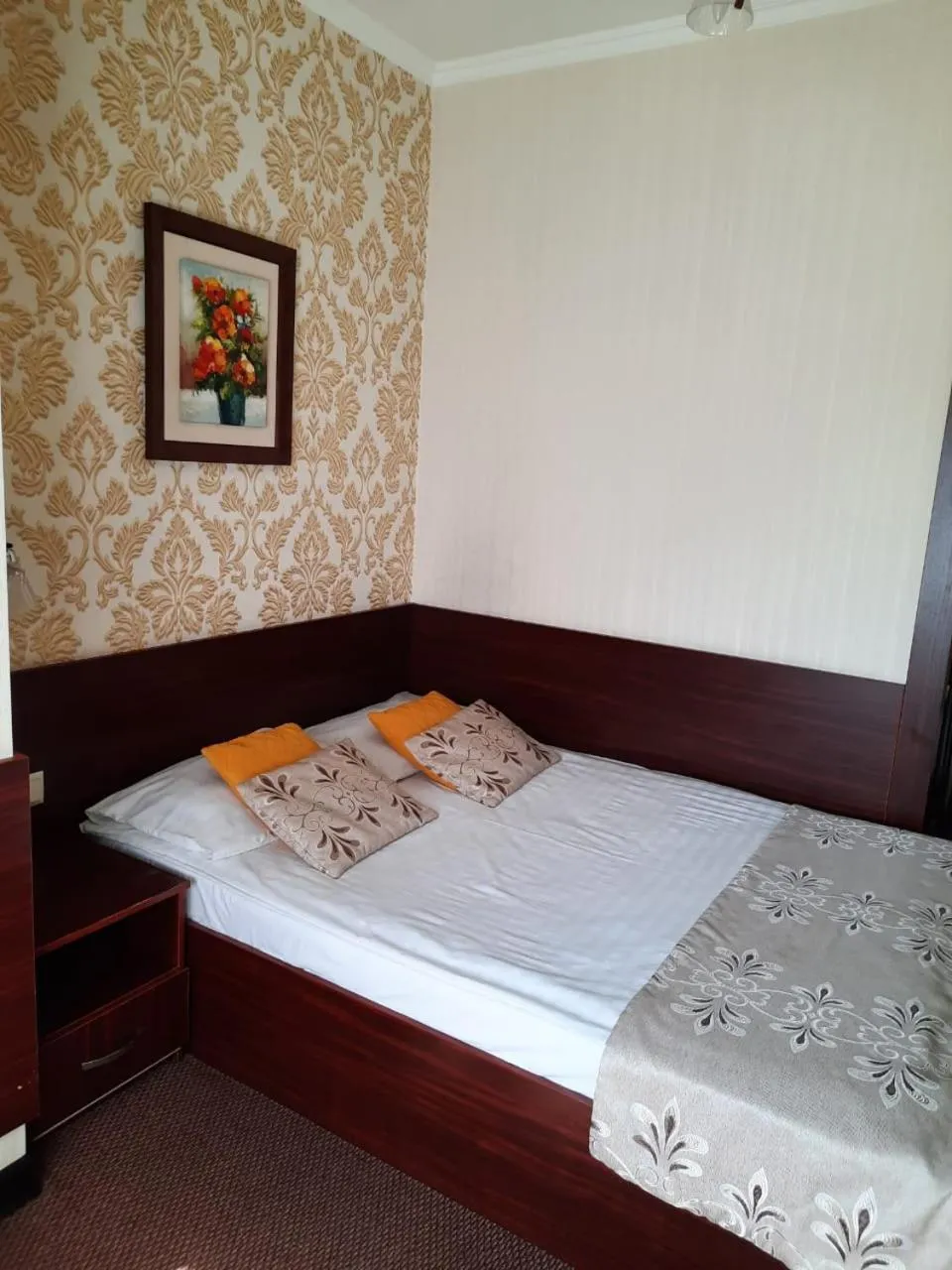 Photo of the whole room, Bed in Silk Way