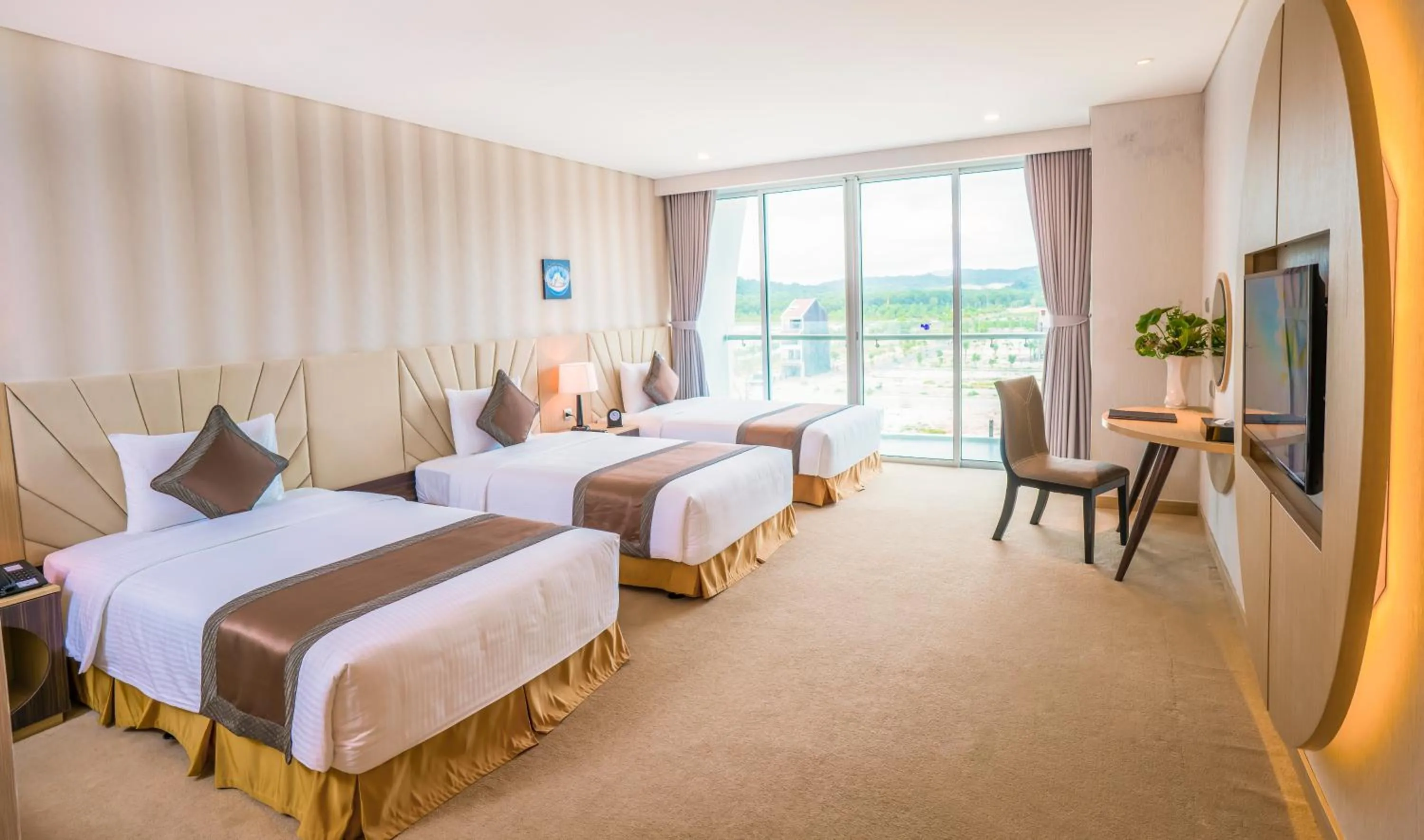 Mountain view, Bed in Muong Thanh Luxury Phu Quoc Hotel