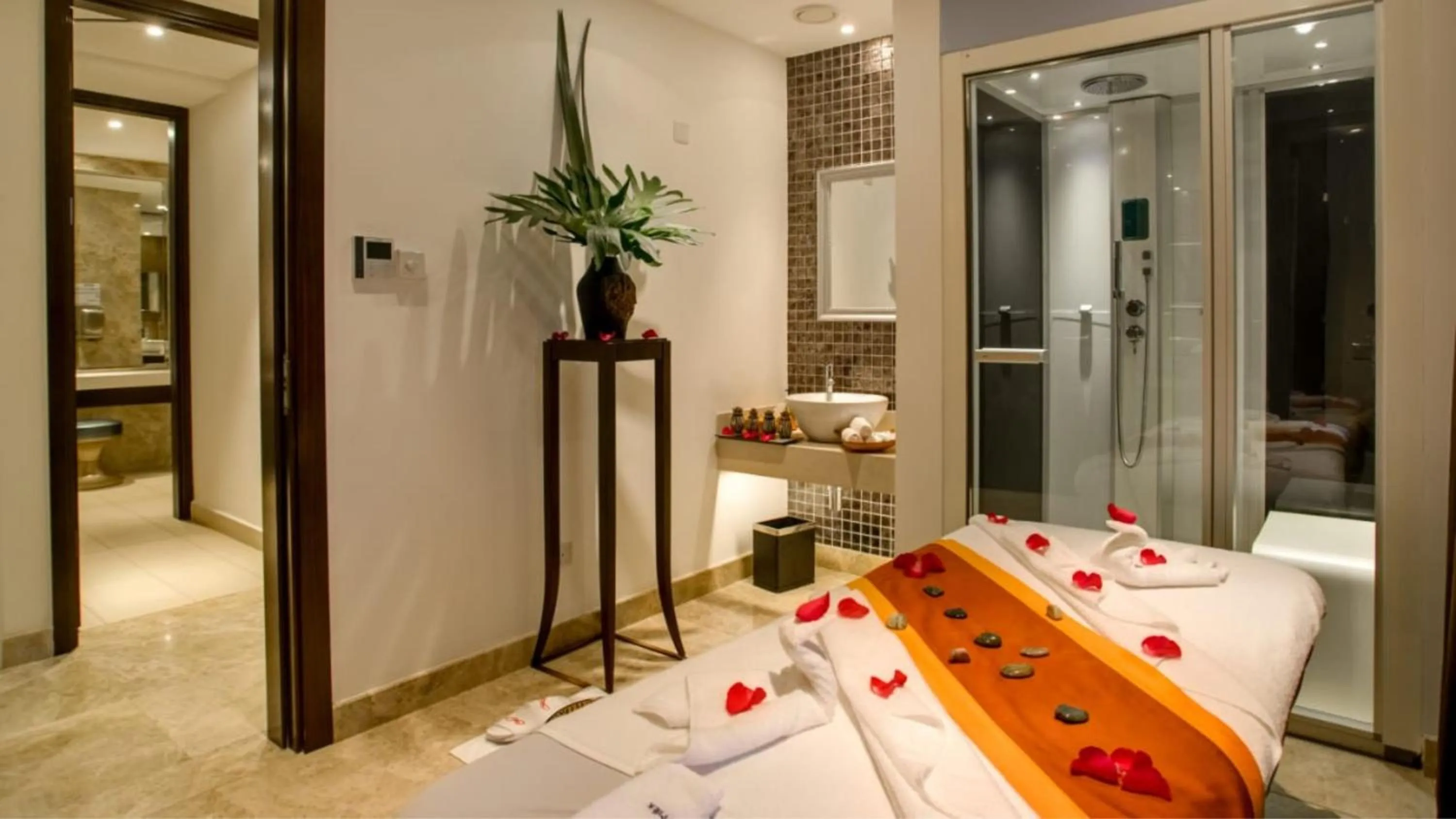 Spa and wellness centre/facilities, Bed in Crowne Plaza Nairobi Airport by IHG