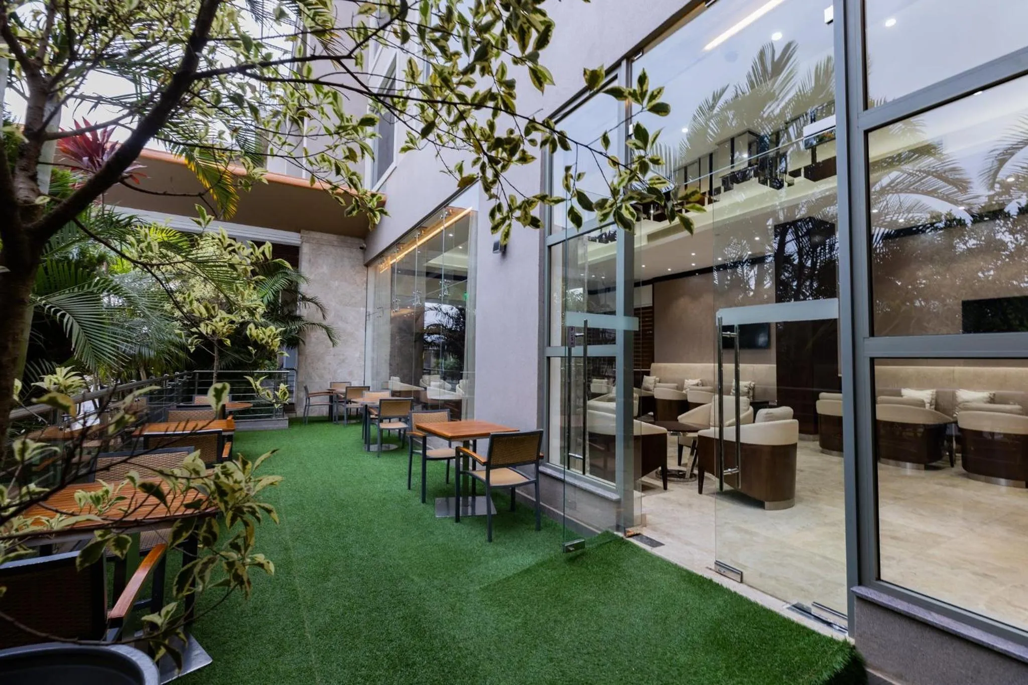 Lounge or bar in Crowne Plaza Nairobi Airport by IHG