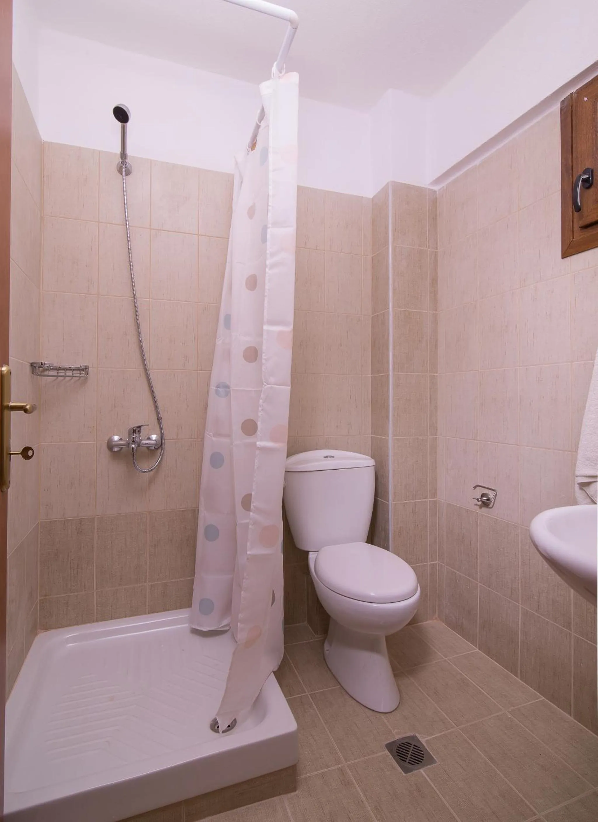 Shower in Apanemia by Flegra Hotels