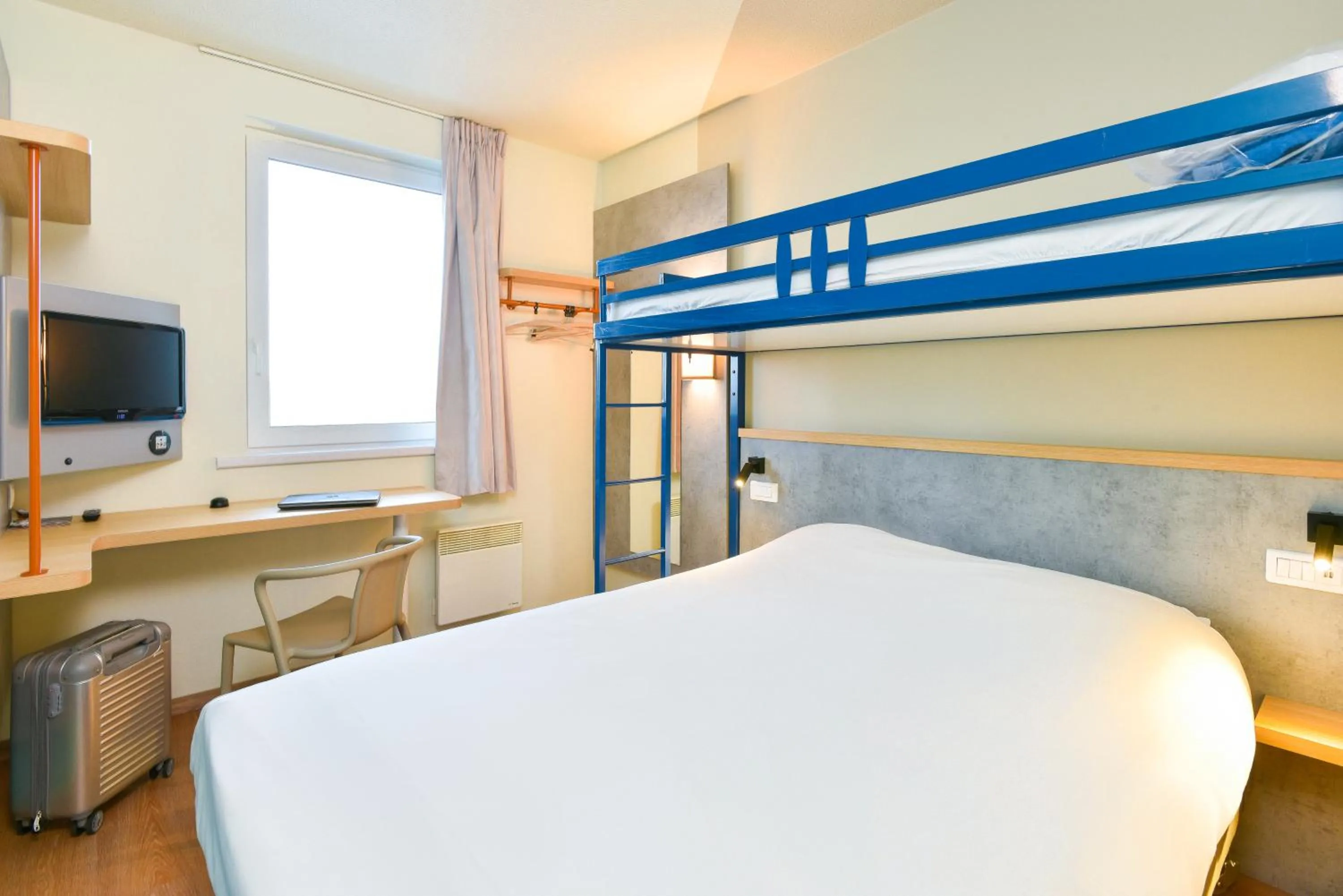bunk bed, Bed in ibis Budget Charleroi Airport