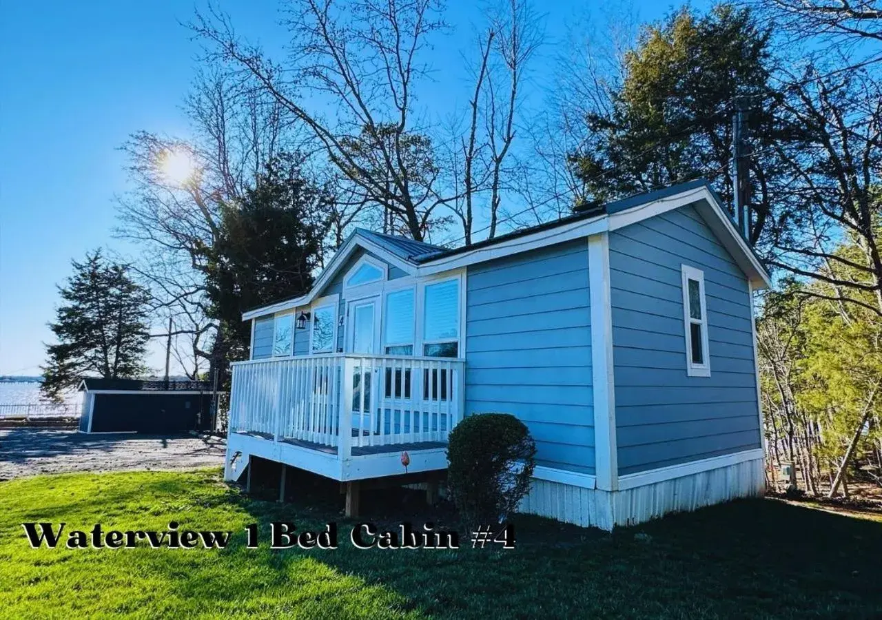 Deluxe Queen Suite in Long Cove Resort and Marina Deluxe Queen Suite in Long Cove Resort and Marina