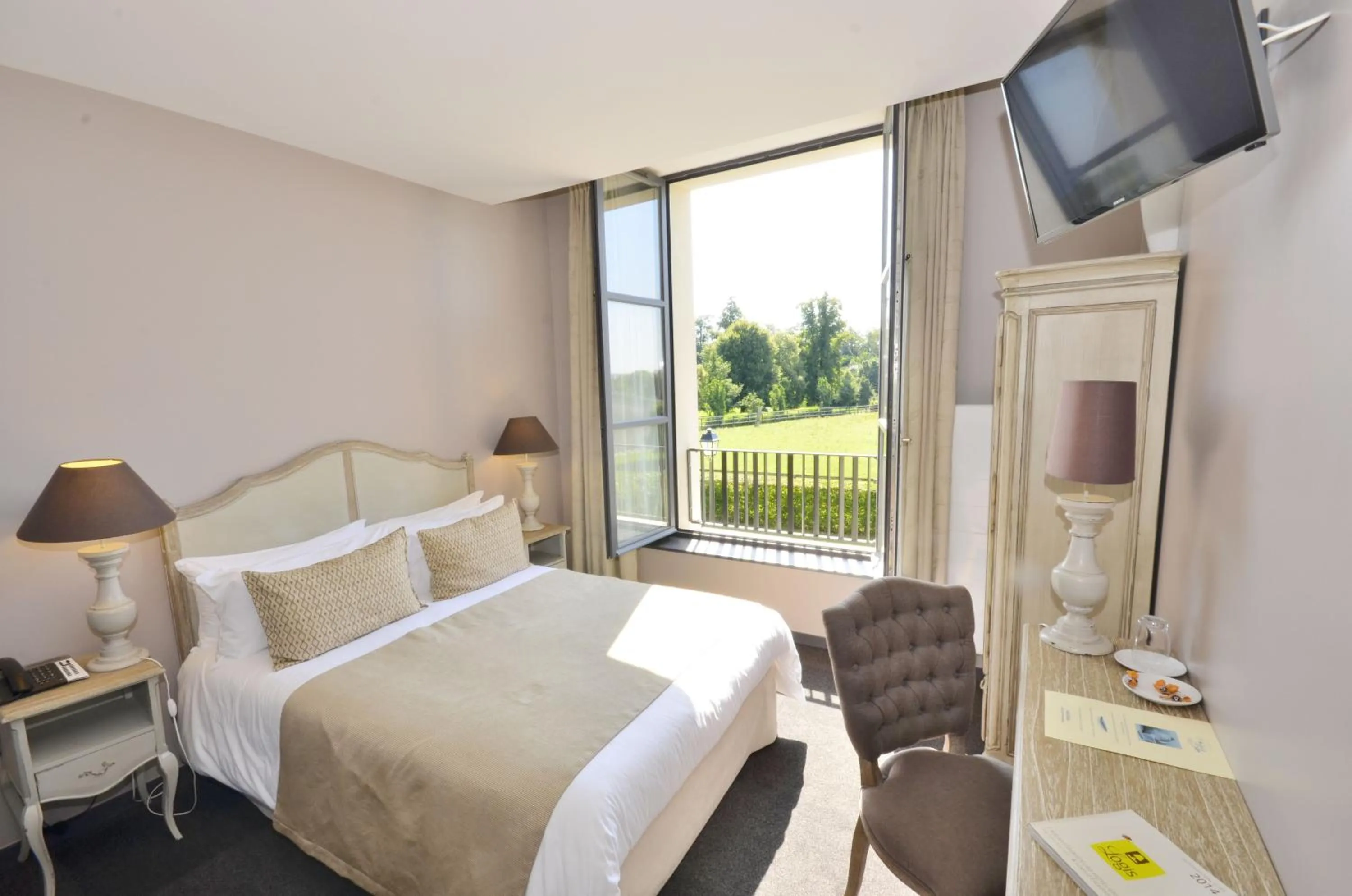Bedroom in AUBERGE DU CHÂTEAU BLEU