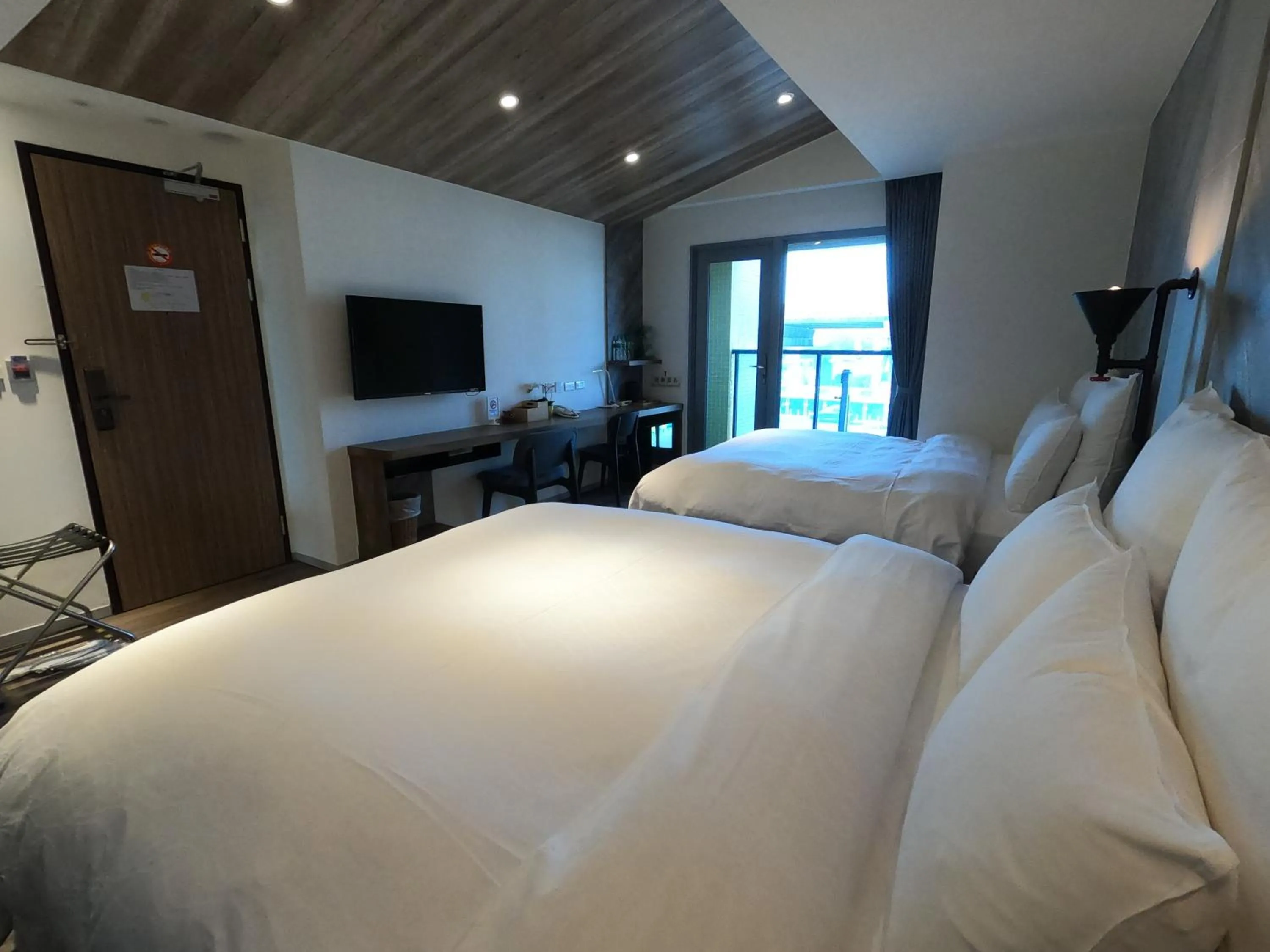 Photo of the whole room, Bed in Watermark Hotel Kaohsiung Main Station