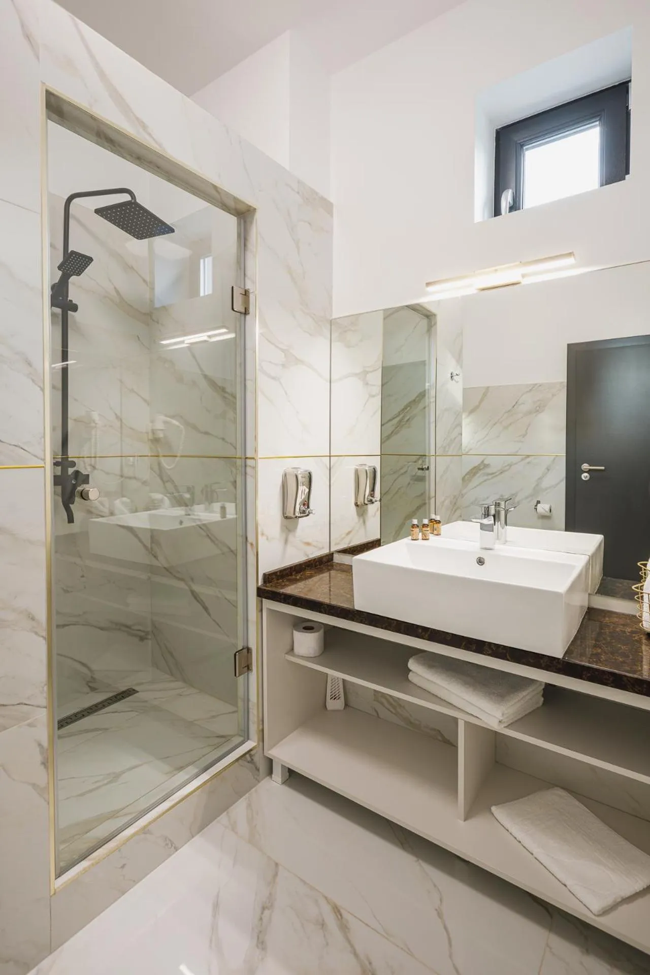 Shower in Motel Andra