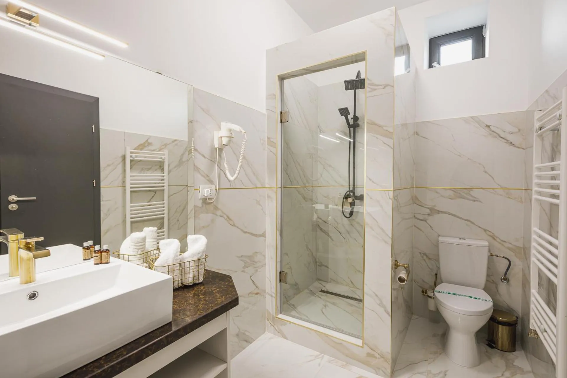 Shower in Motel Andra