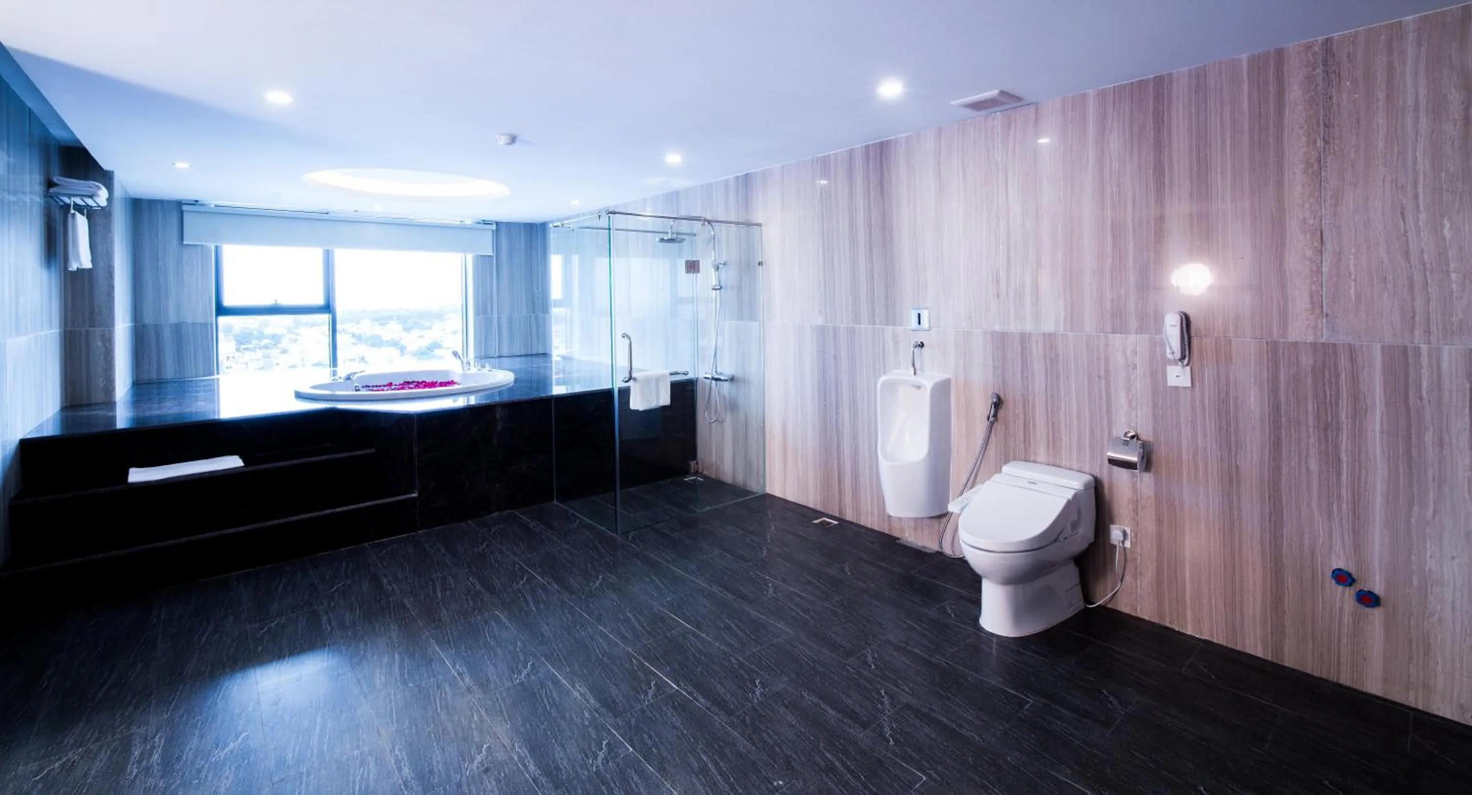 Shower in Muong Thanh Luxury Buon Ma Thuot Hotel