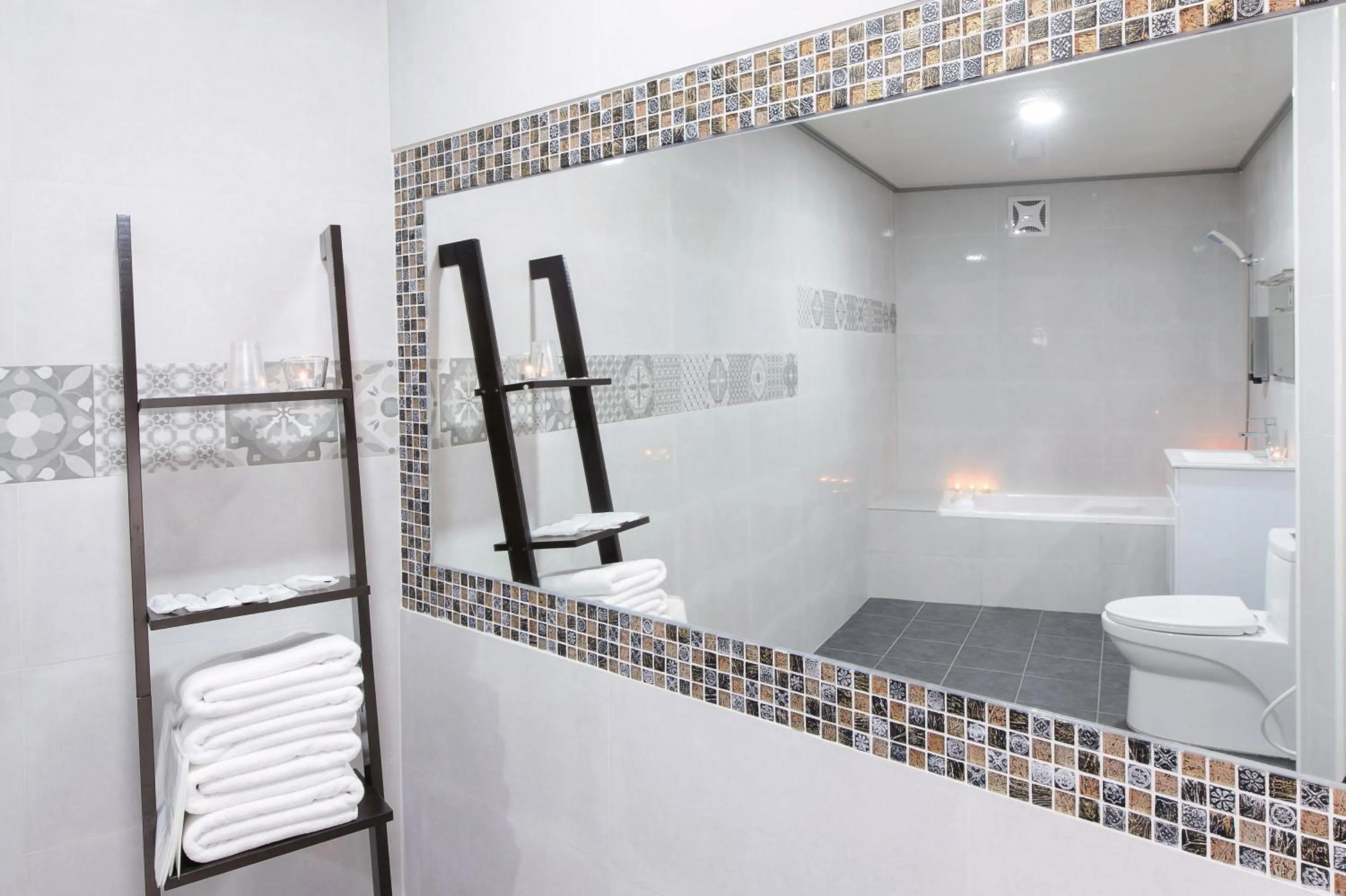 Bathroom in Live in the Happiness