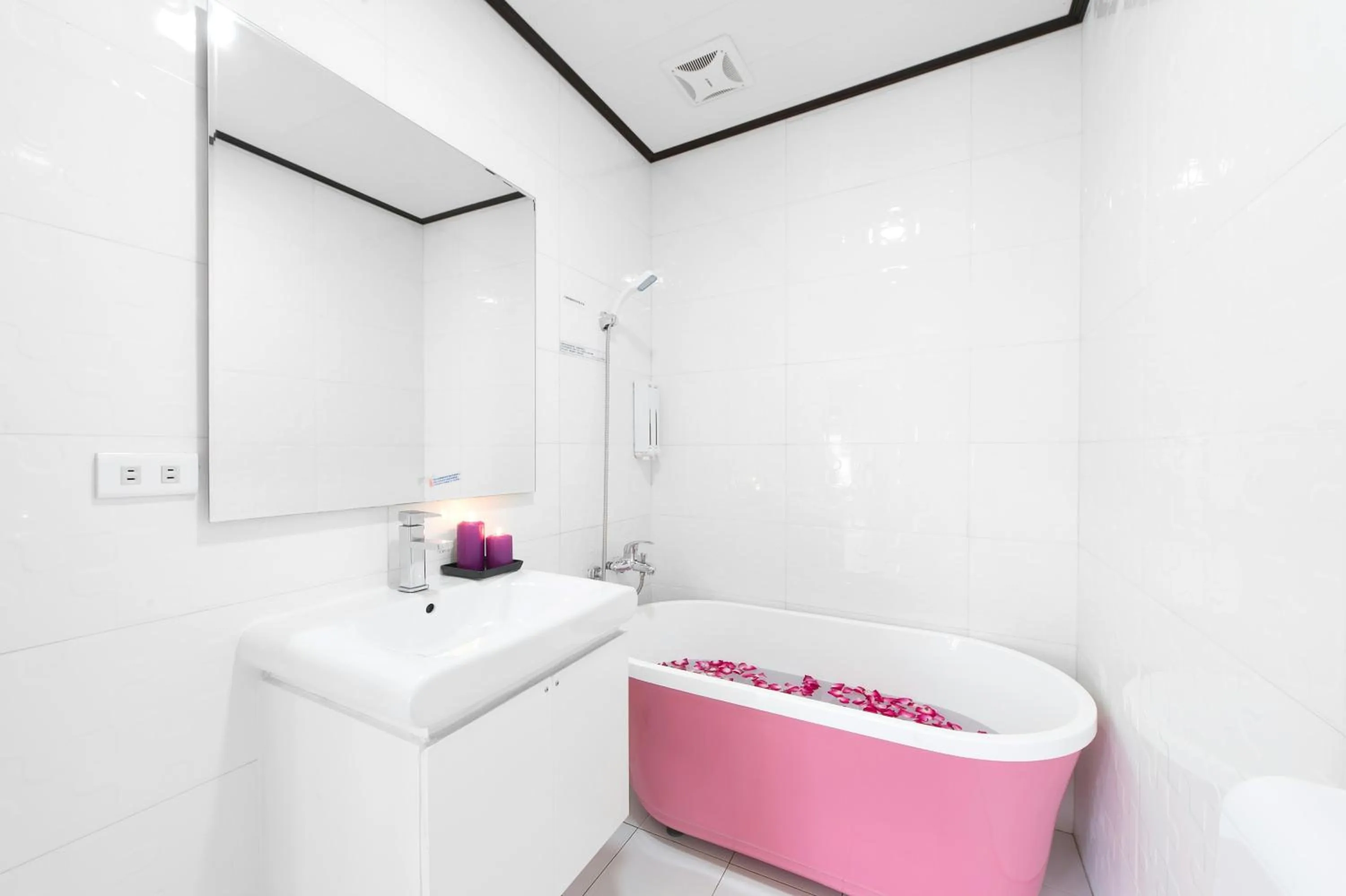 Bathroom in Live in the Happiness