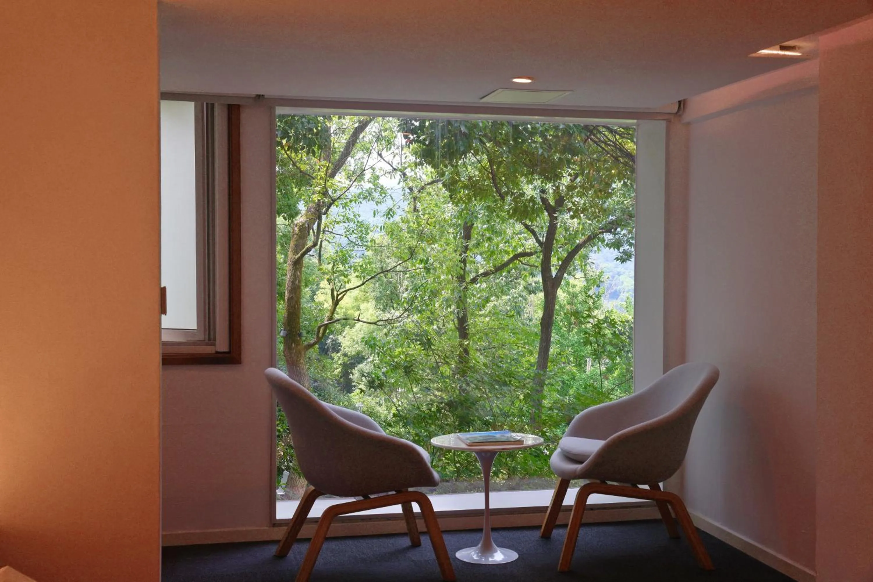 Spring in Aventree Hotel