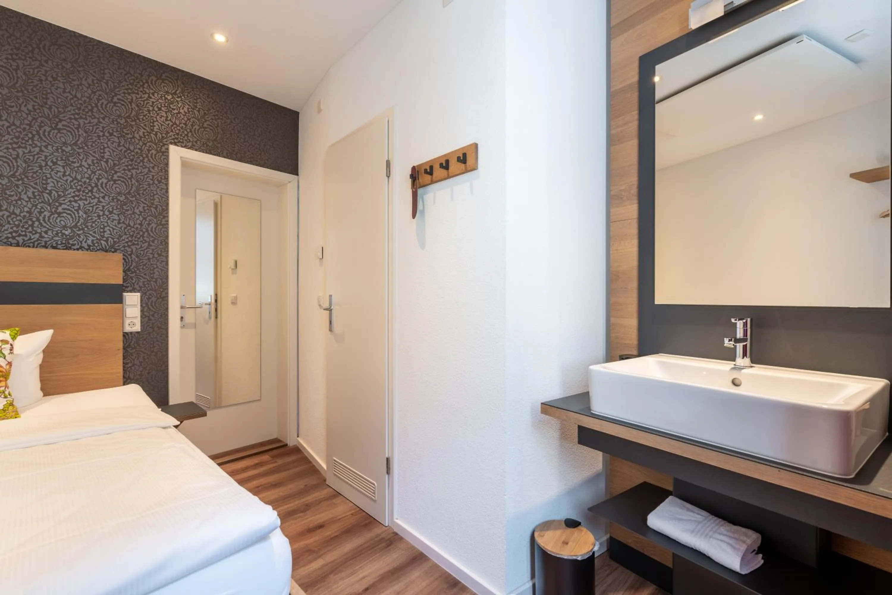 Photo of the whole room, Bed in Hotel am Fischmarkt